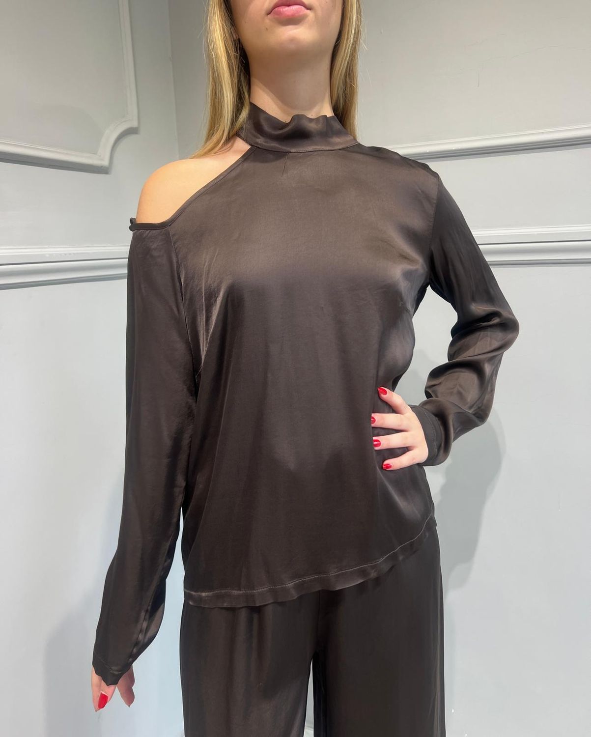 TENSIONE IN - Blusa Scollo omerale Satin - art: D254B97Q Moro