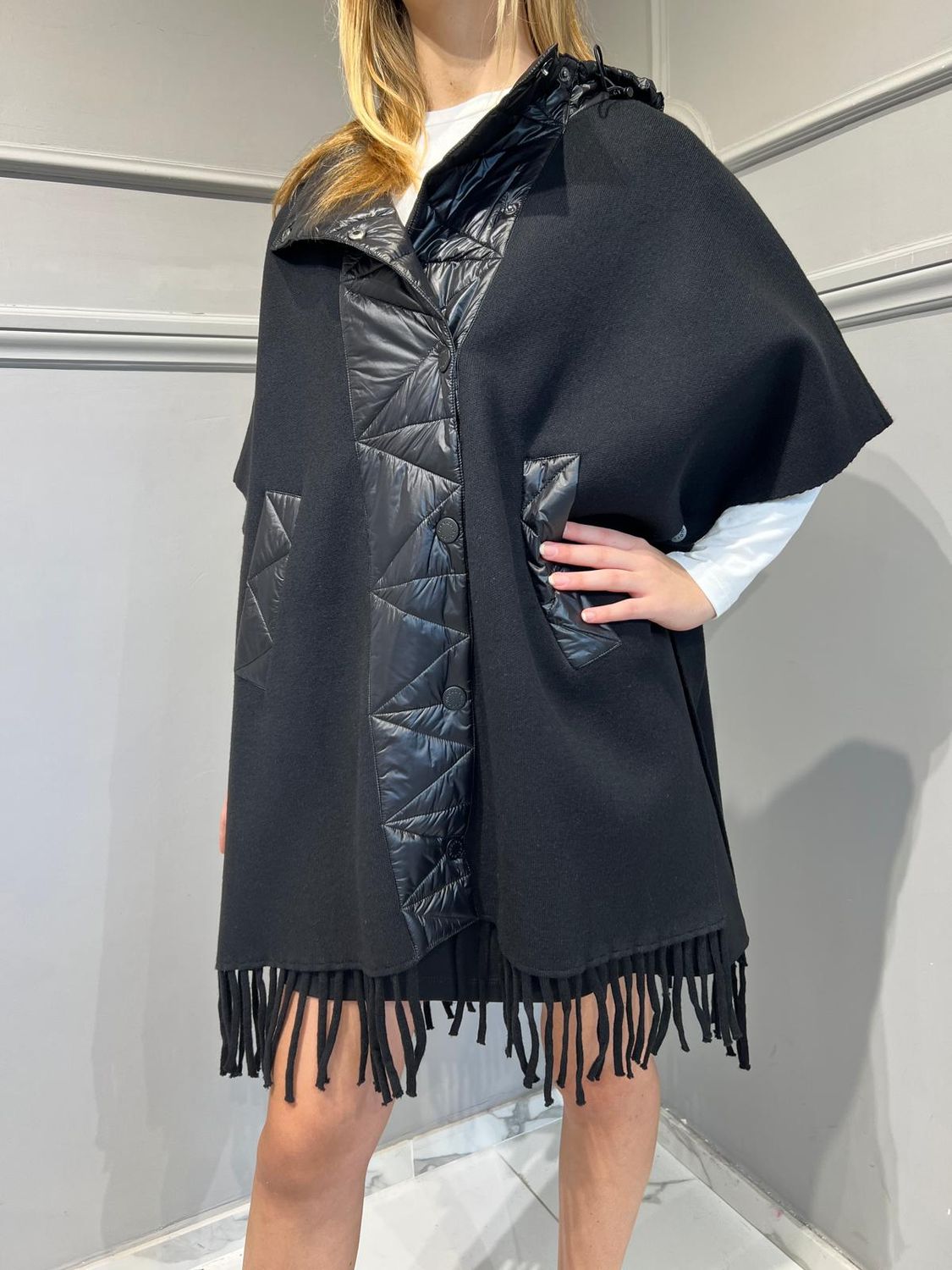 VICOLO - Mantella con frange 22109S Nero