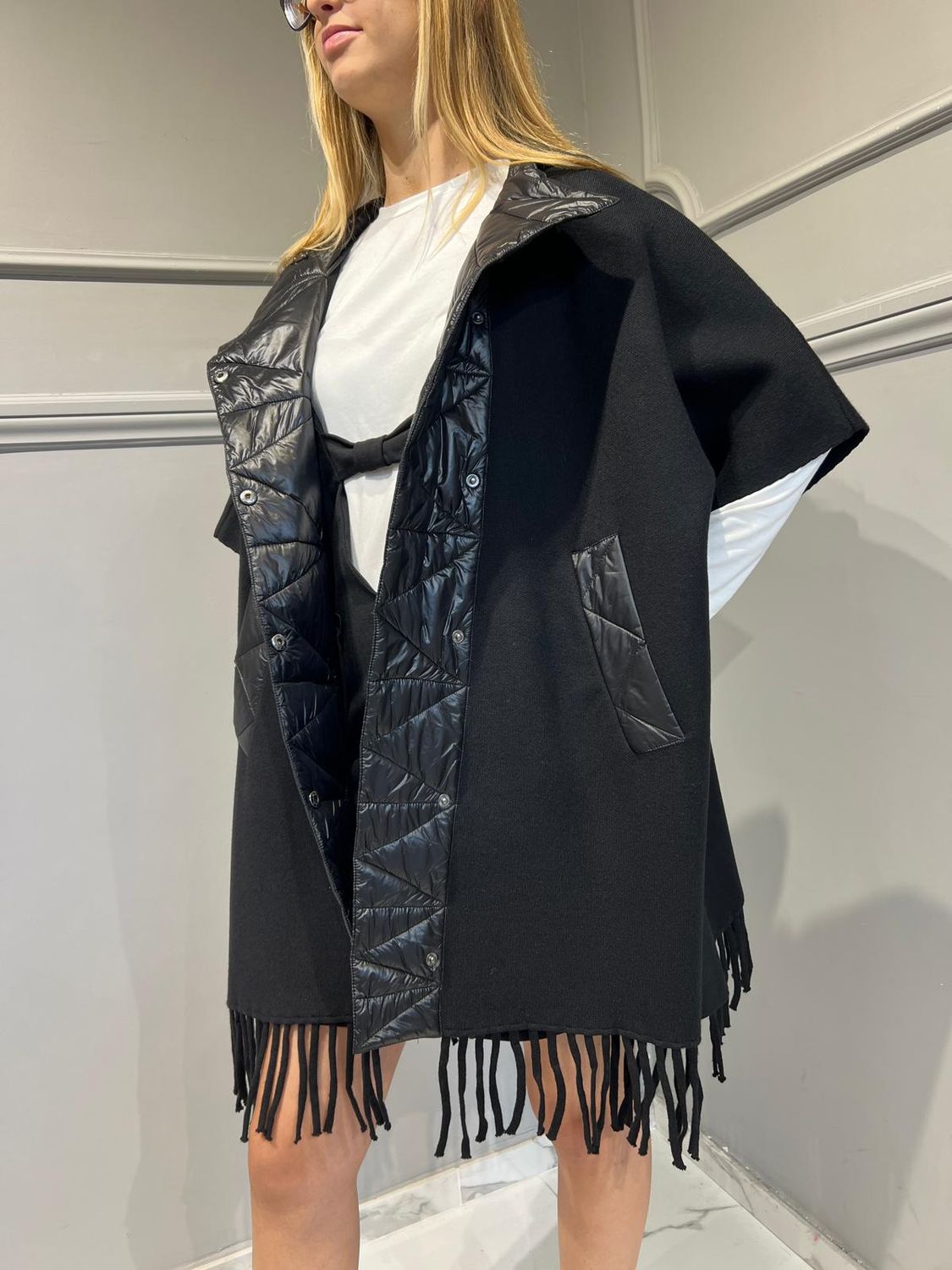 VICOLO - Mantella con frange 22109S Nero