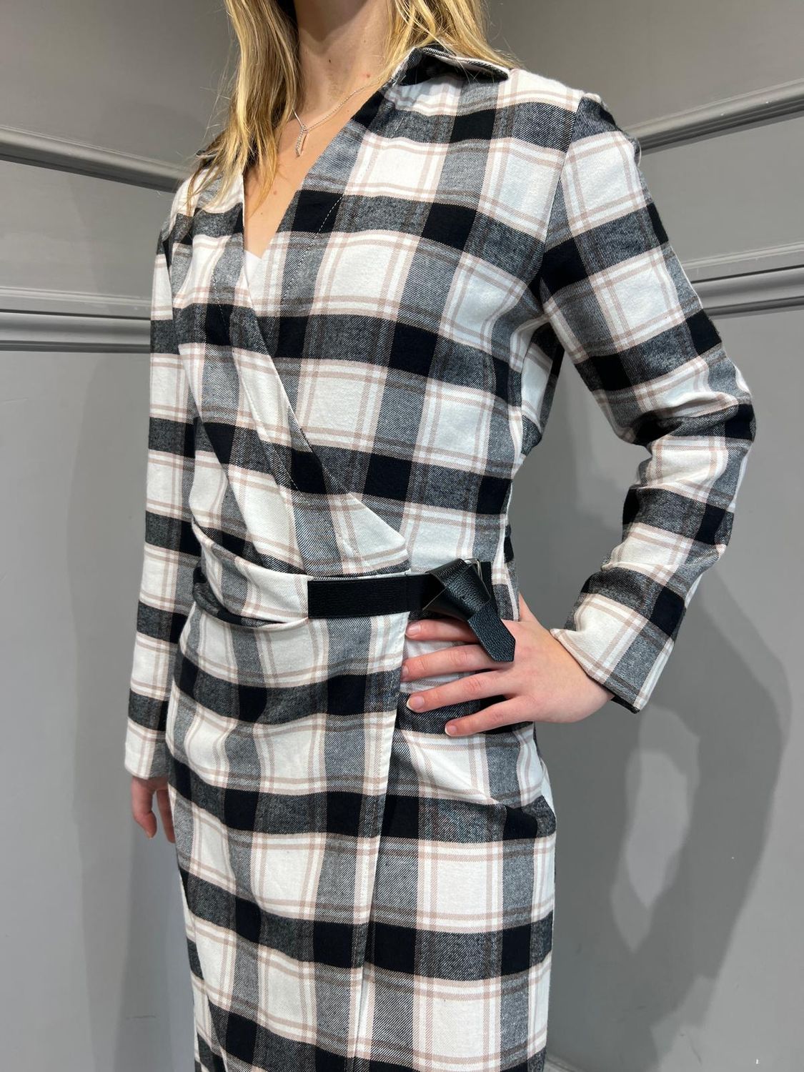 HAVE ONE - Abito a quadri incrociato - AVS-M114 Panna/nero/sabbia