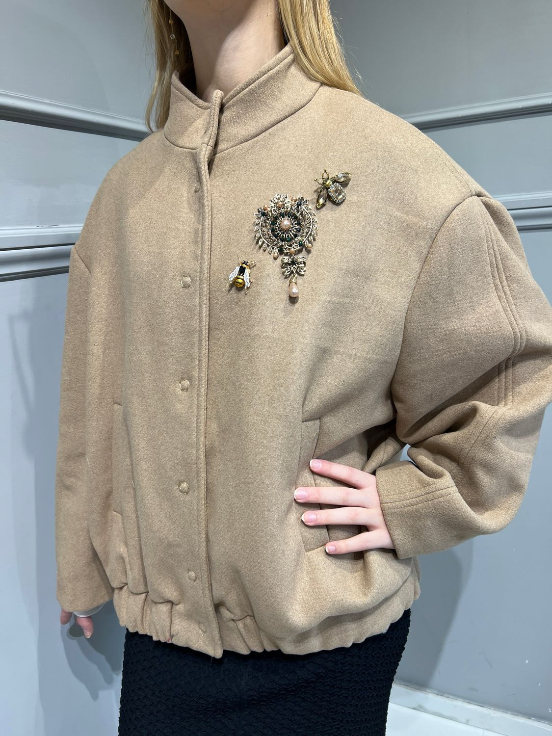 TENSIONE IN - Bomber in lana trapuntato con spille e applicazioni - 35344 cammello