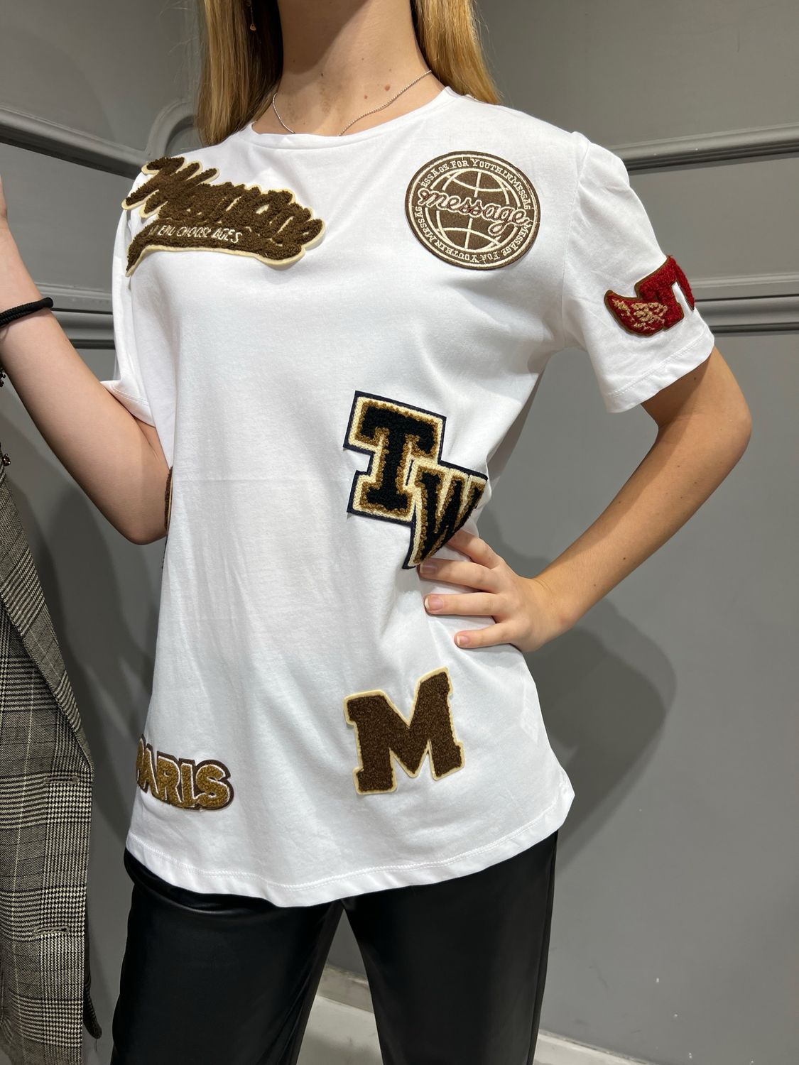 TENSIONE IN - T-shirt con applicazioni patch spugna bianca 35381