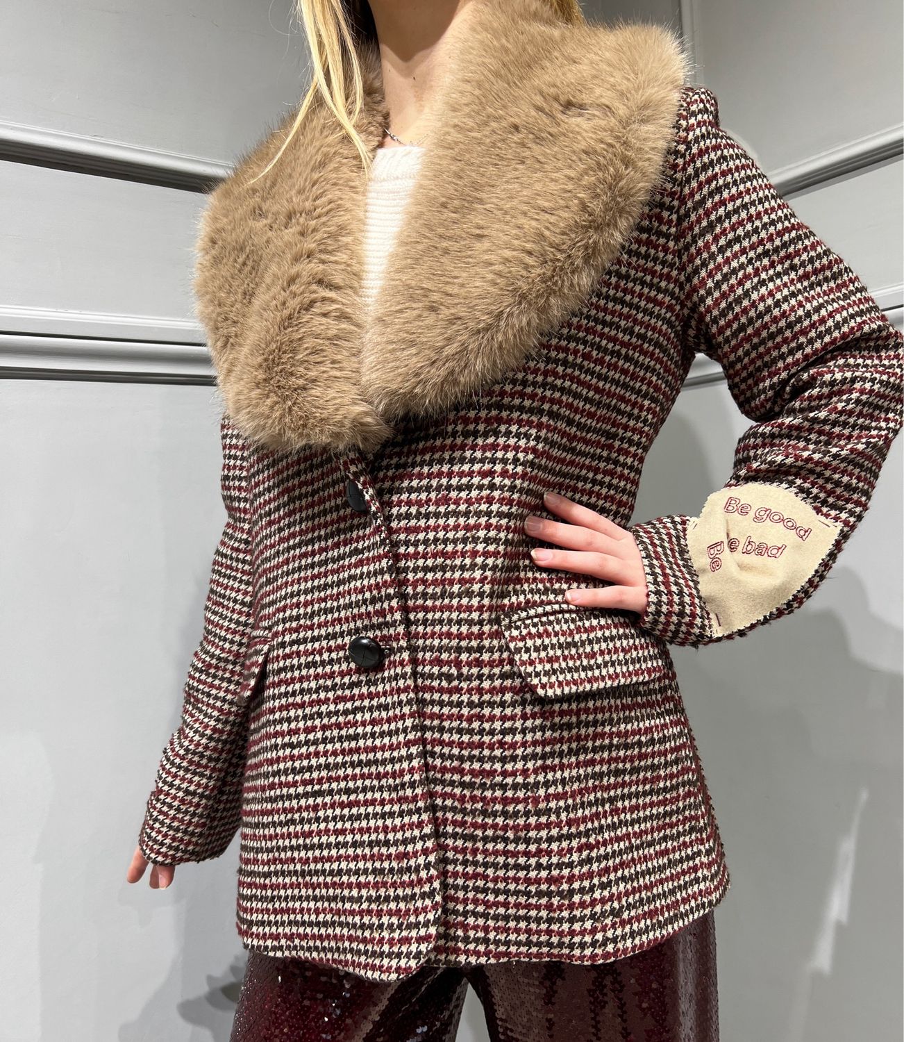 TENSIONE IN - giacca a quadretti in lana con collo di pelliccia ecologica con patch sulla manica