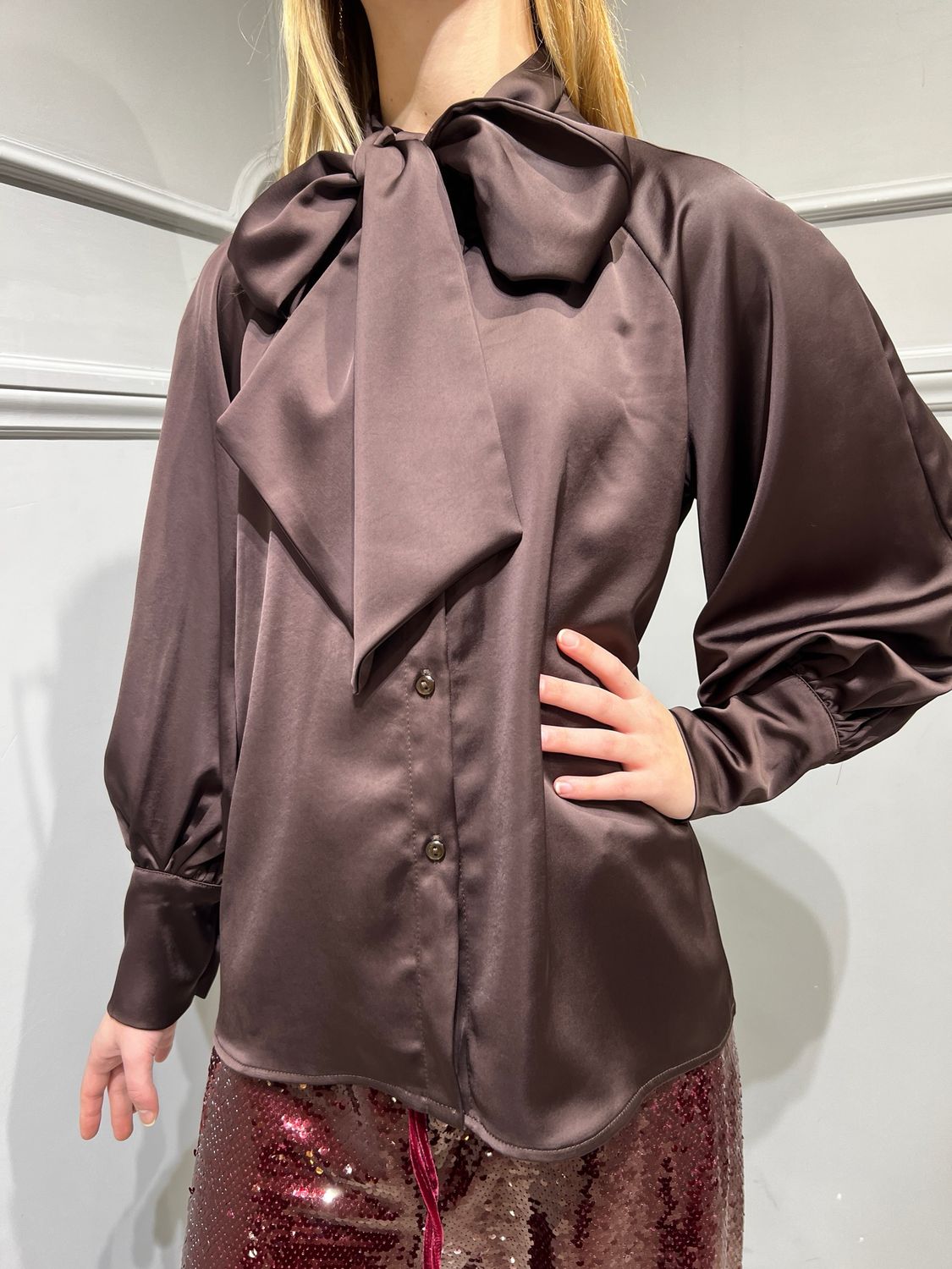 TENSIONE IN - camicia in raso con fiocco 25C4213 - moro