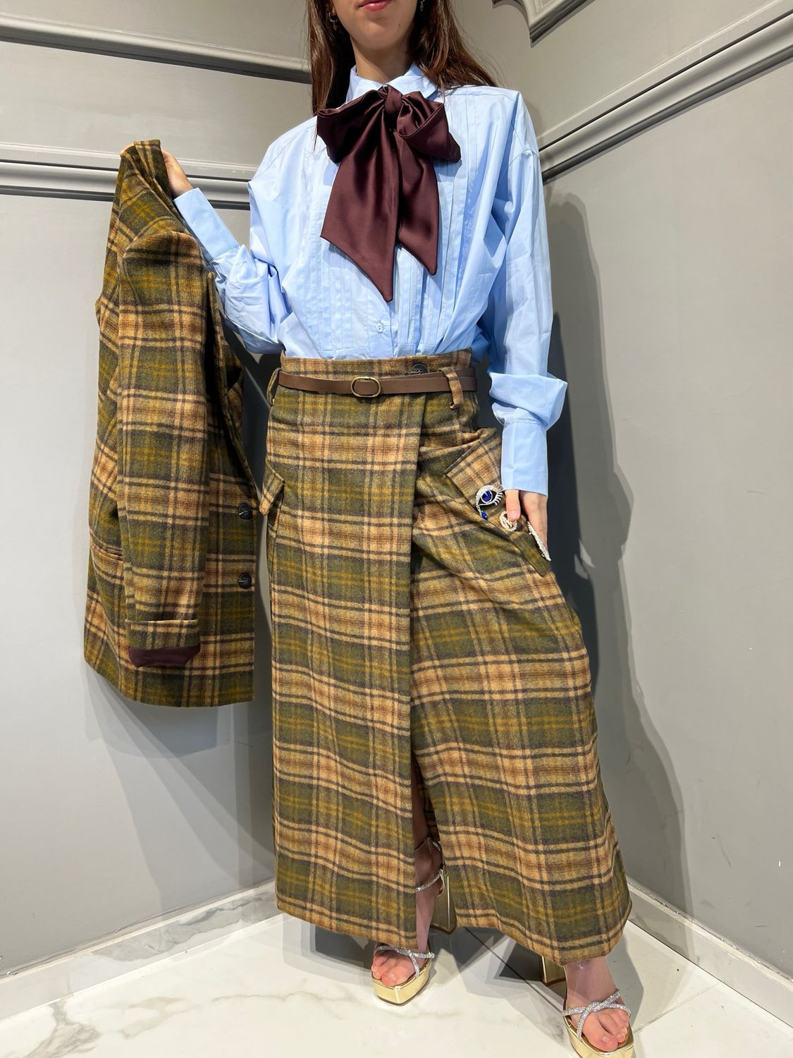 MOTEL - camicia in cotone over W24C966 con cravatta - celeste/ bordeaux