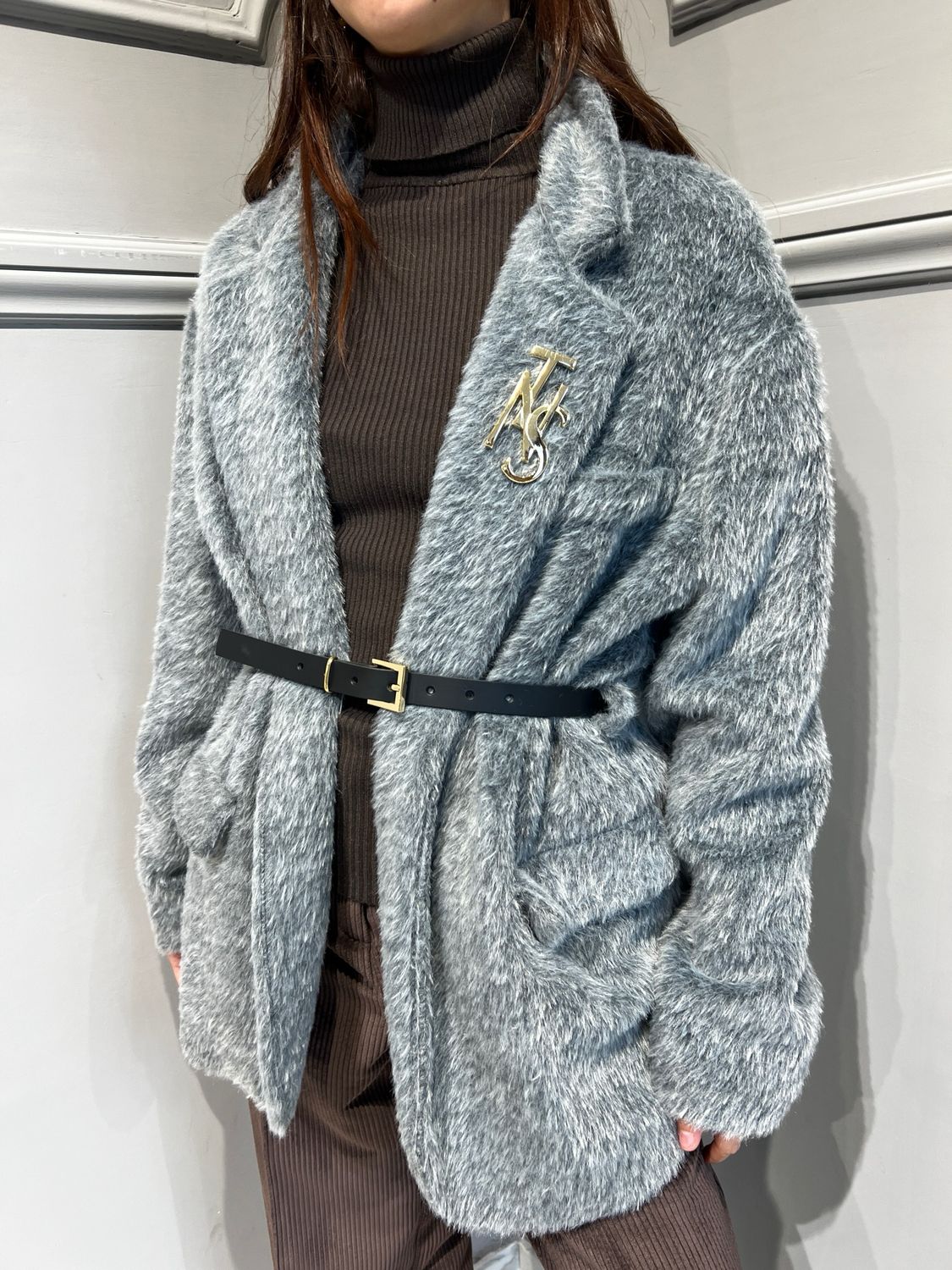 TENSIONE IN - giacca pelouche over con cintura e spilla 25B4494 - grigio