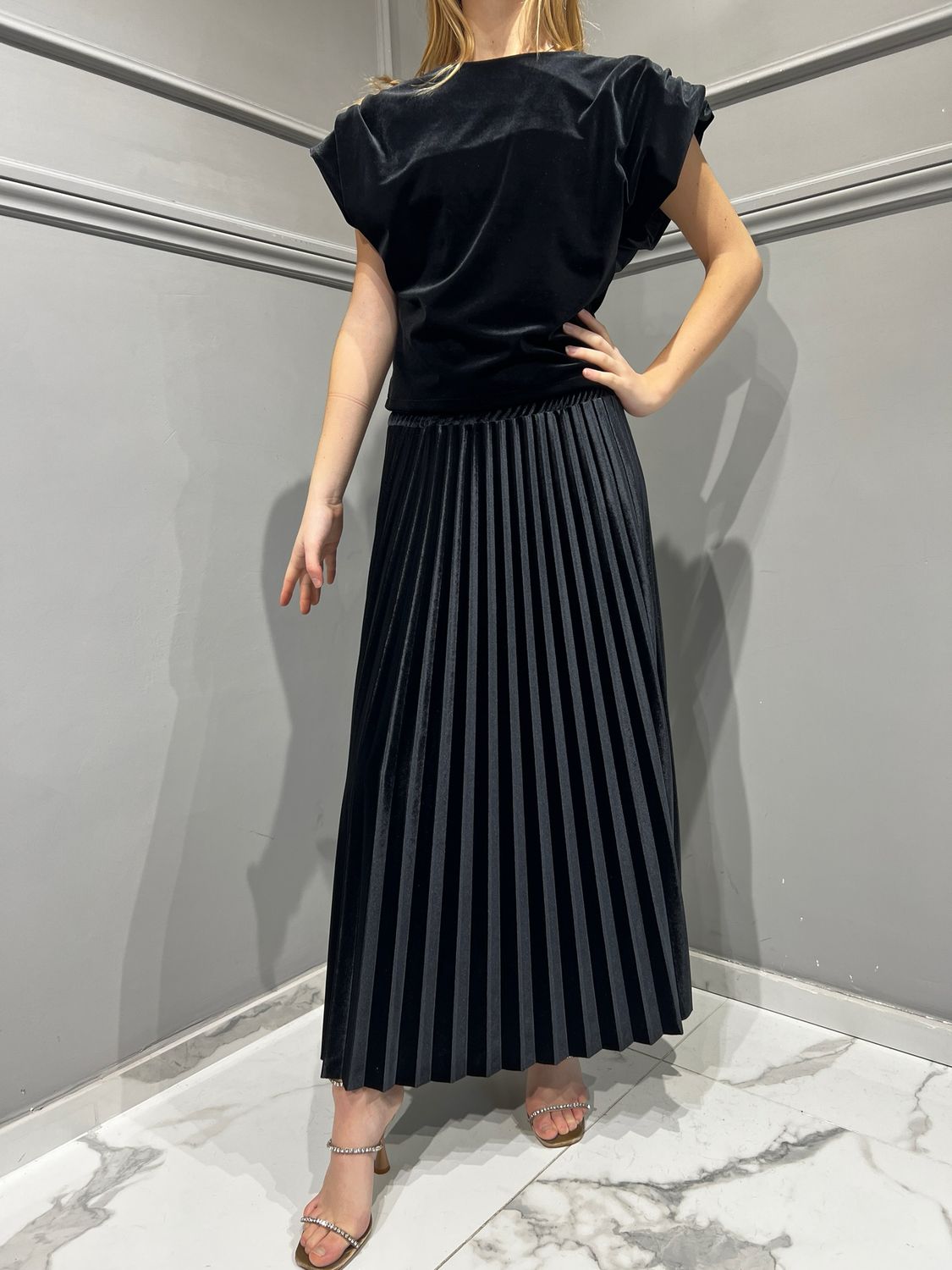 MOTEL - blusa in velluto con spalline e V dietro con pizzo M30003MO - nero