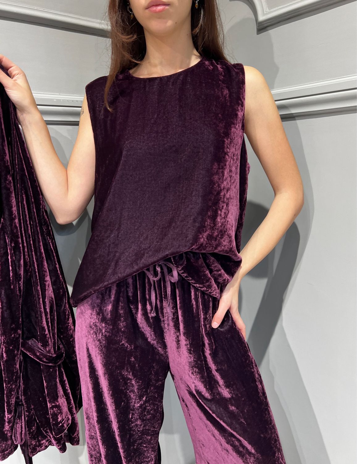 TENSIONE IN - blusa senza maniche girocollo morbida 2411V74 - winter bloom