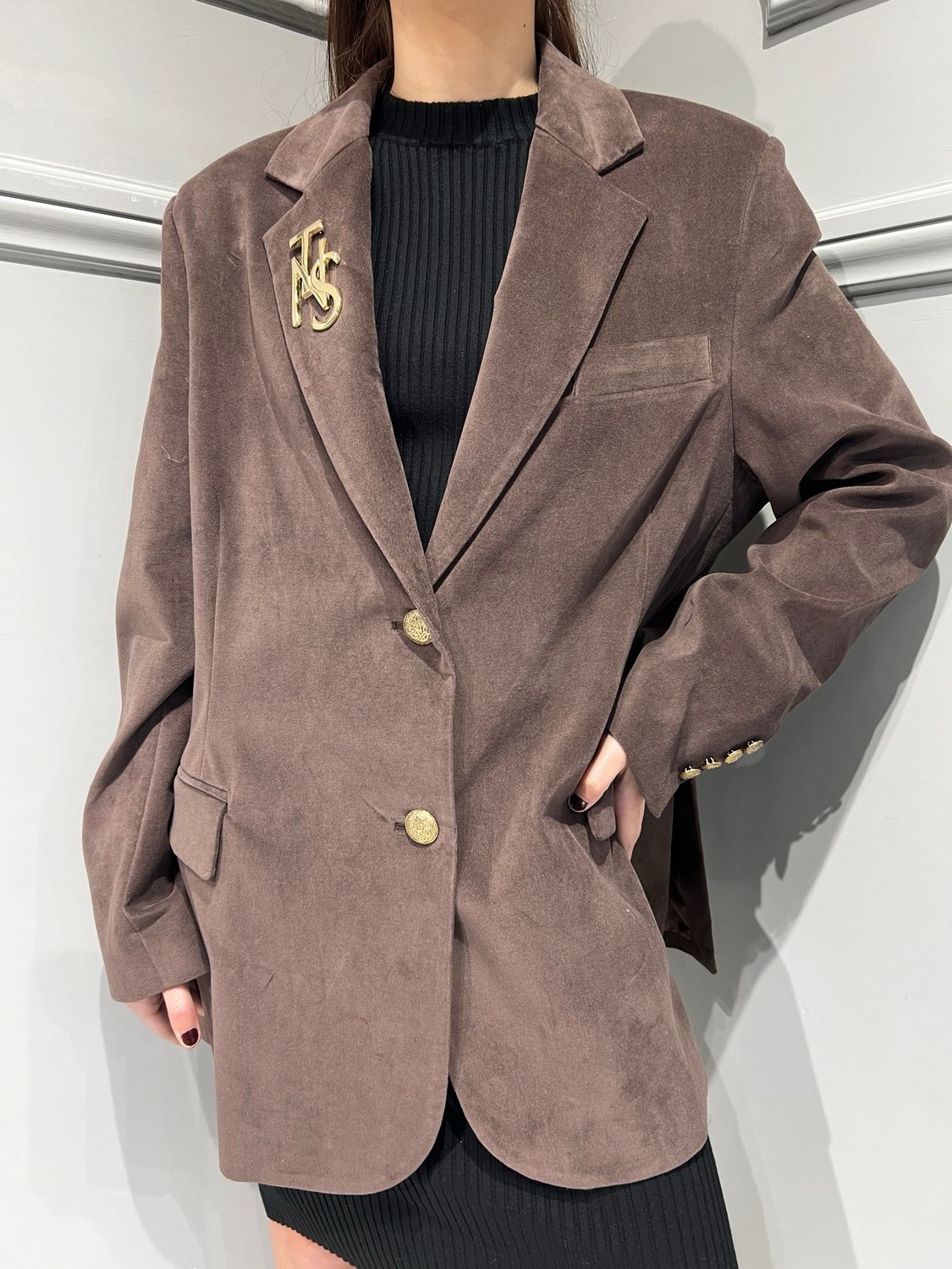 TENSIONE IN - giacca in velluto con spilla over W24J938 - moro