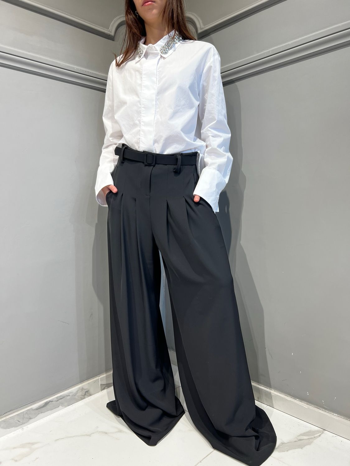 TENSIONE IN - camicia avvitata in cotone con pietre gioiello sul colletto Ti2512 - bianco