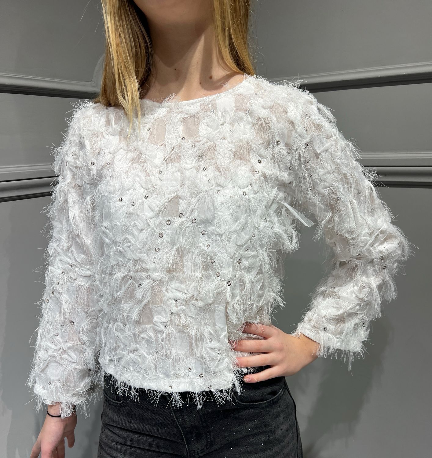 TENSIONE IN - blusa con applicazioni e gioiello W24C953 - bianco