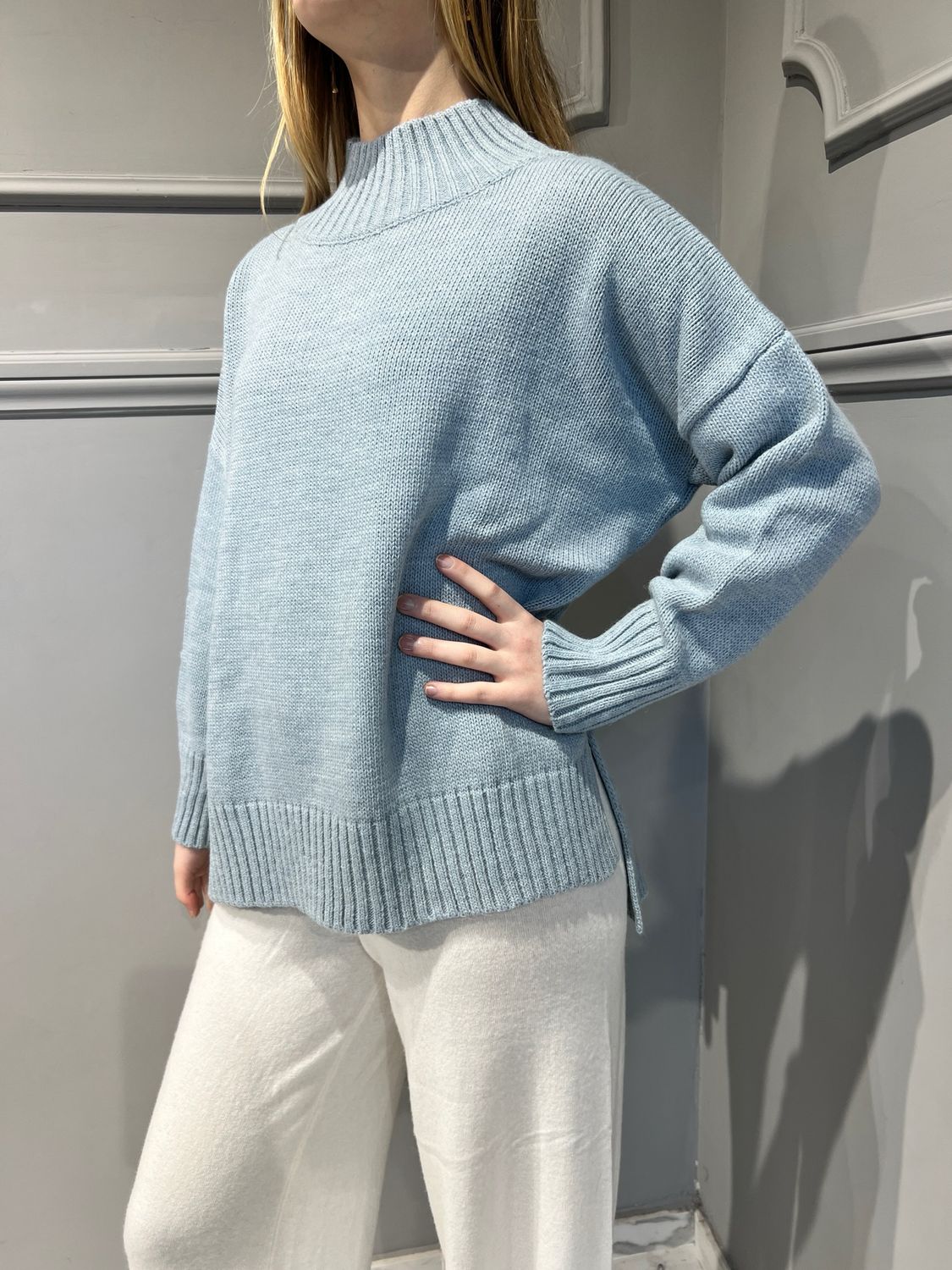 TENSIONE IN - maglia collo vulcano a scatoletta con spacchi laterali D71710 - polvere