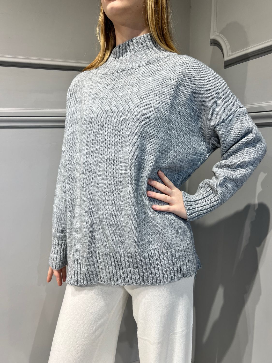 TENSIONE IN - maglia collo vulcano a scatoletta con spacchi laterali D71710 - grigio chiaro