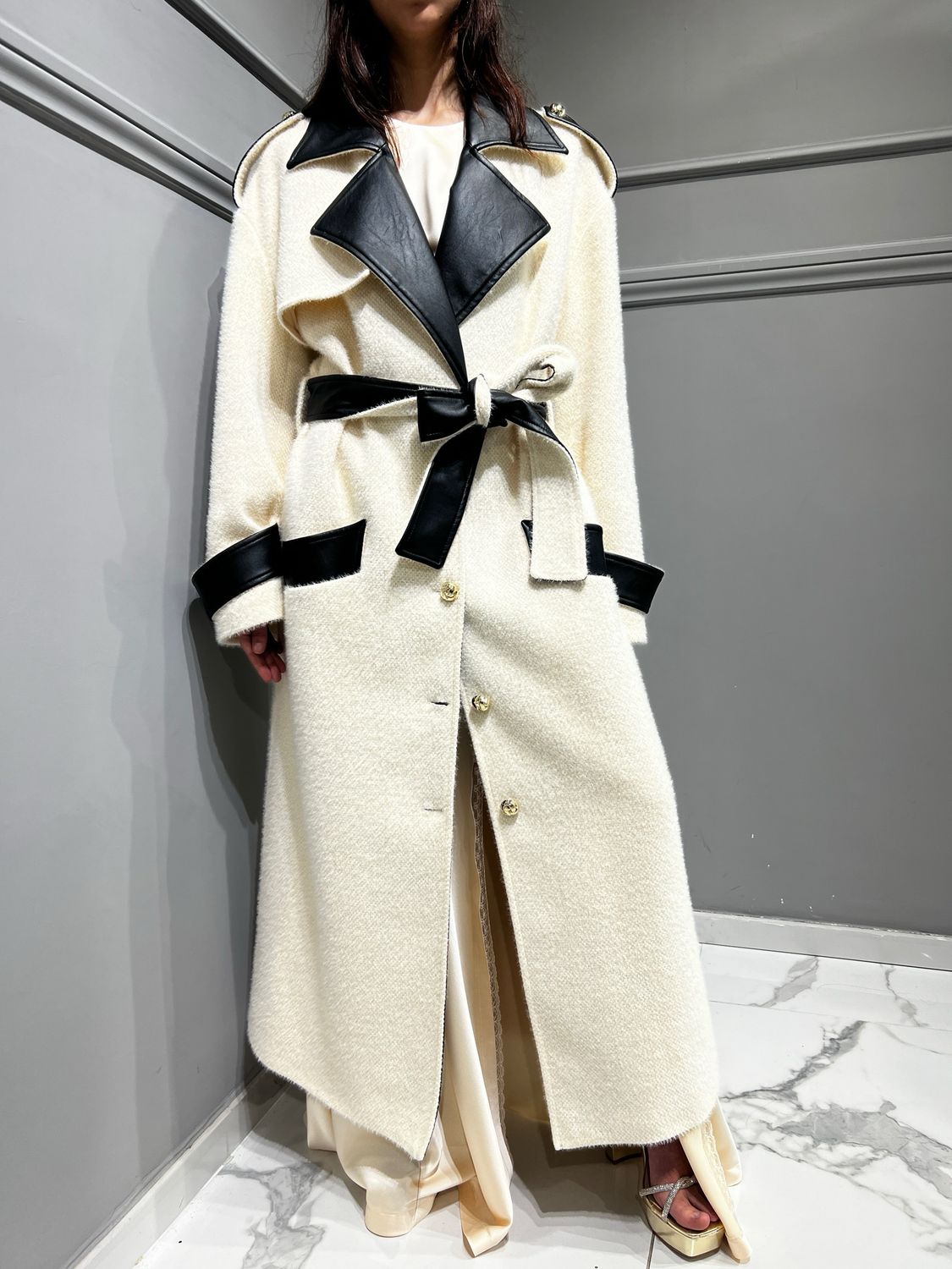 SILENCE LIMITED - cappotto lungo con mostrine in ecopelle JECKSON COAT CP929 - panna/nero