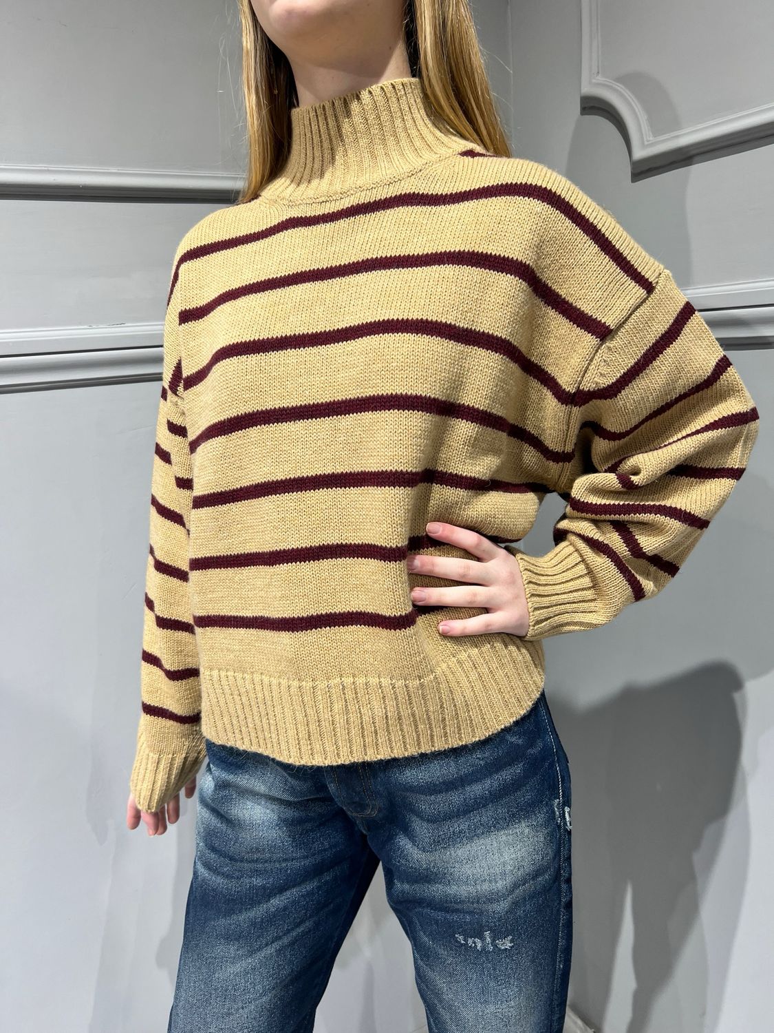 TENSIONE IN - maglia collo vulcano a righe D80605 - camel bordeaux