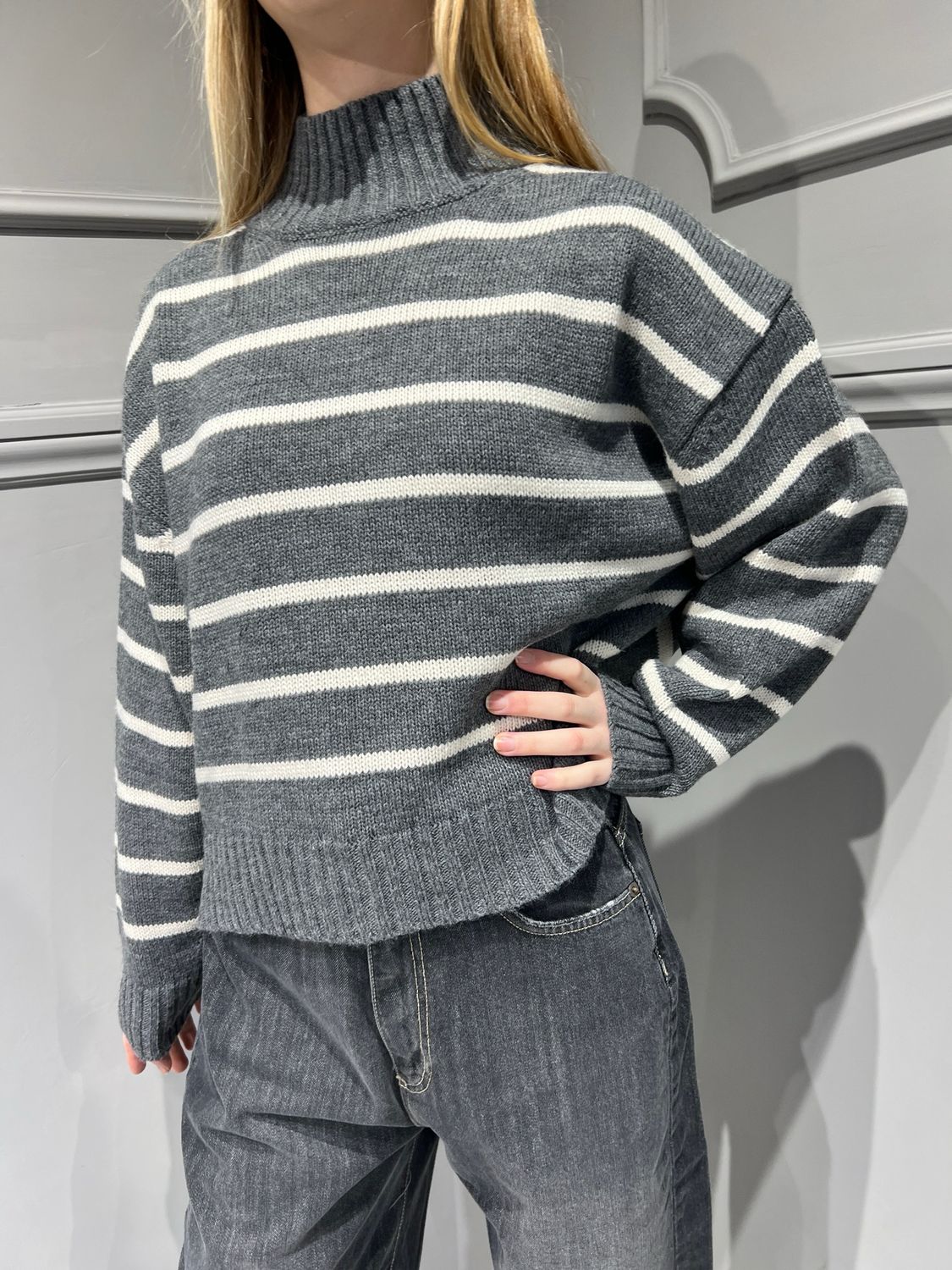 TENSIONE IN - maglia collo vulcano a scatoletta a righe D80605 - grigio/burro