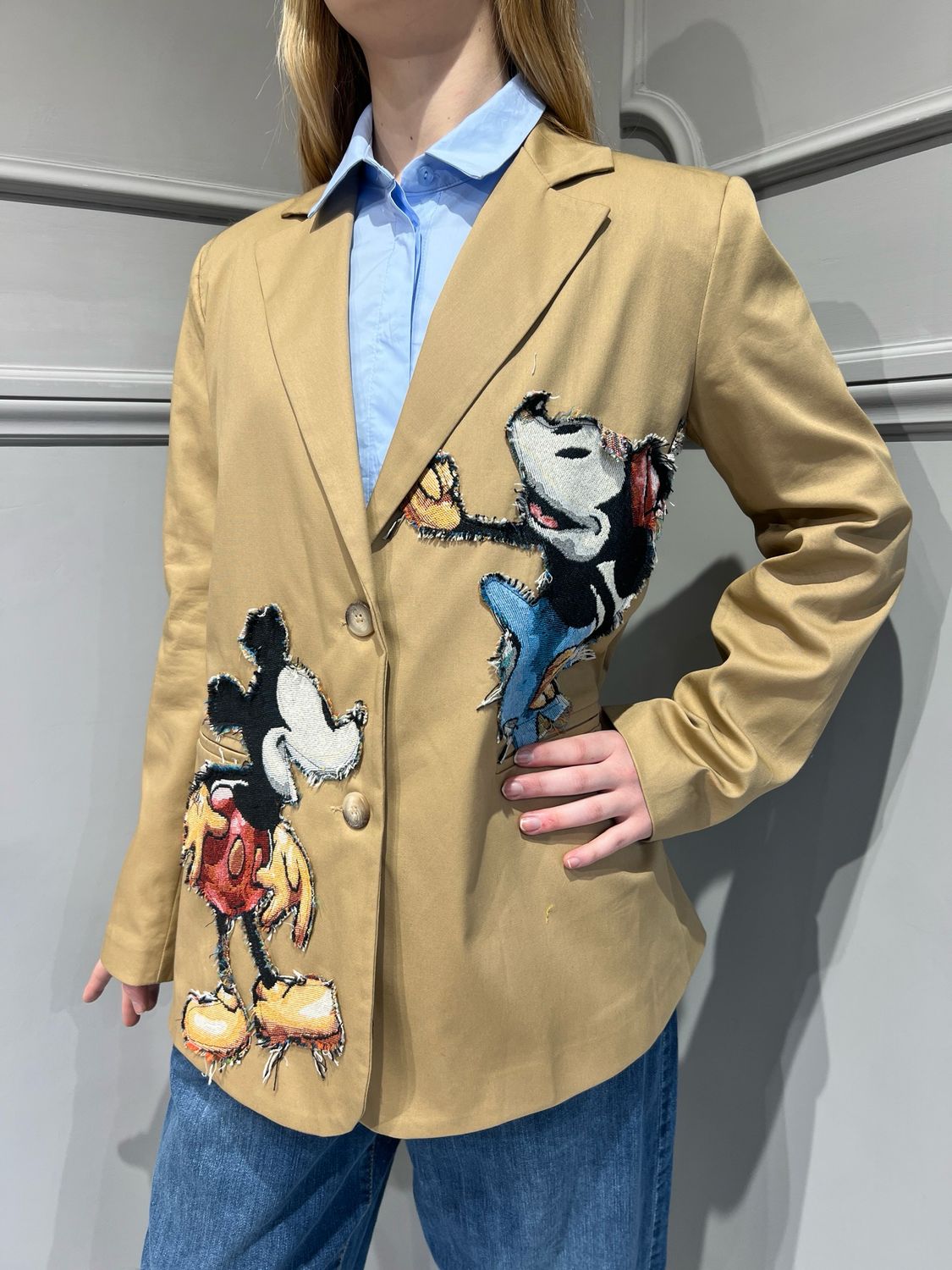 TENSIONE IN - giacca cotone con patch topolino e Minnie 36065 - camel