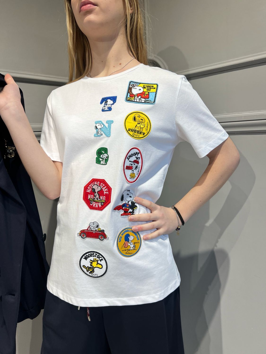 TENSIONE IN - t-shirt con patch Linus woodstock 35990 - bianco