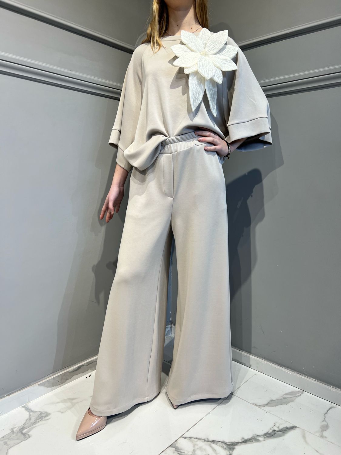 TENSIONE IN - pantalone in tessuto elasticizzato morbidissimo con elastico e laccio in vita 1095PE25 - beige