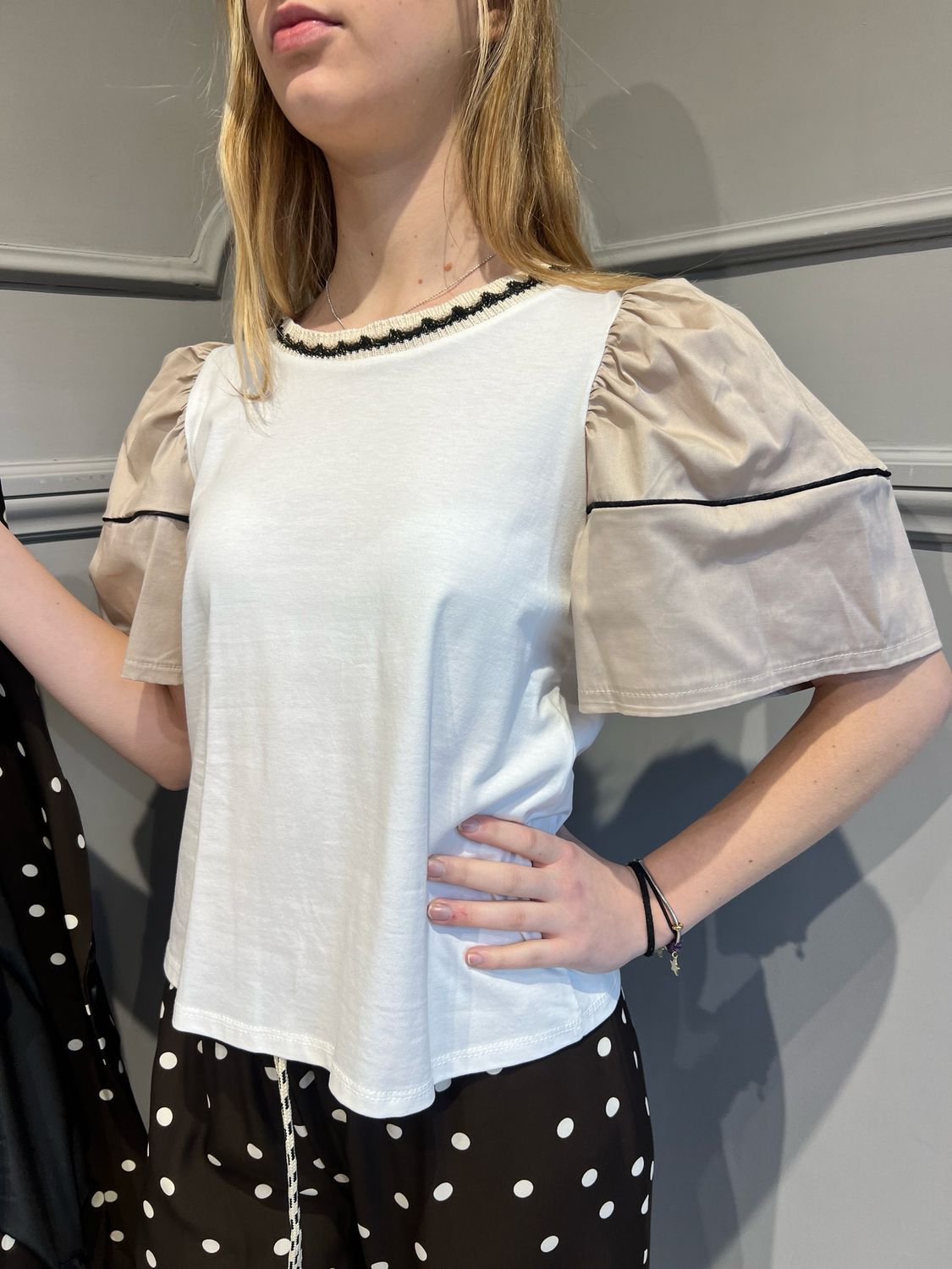 HAVE ONE - t-shirt girocollo con maniche in popeline e fregi TJA-N012 - bianco/beige HAVE ONE - t-shirt girocollo con maniche in popeline e fregi TJA-N012 - bianco/beige