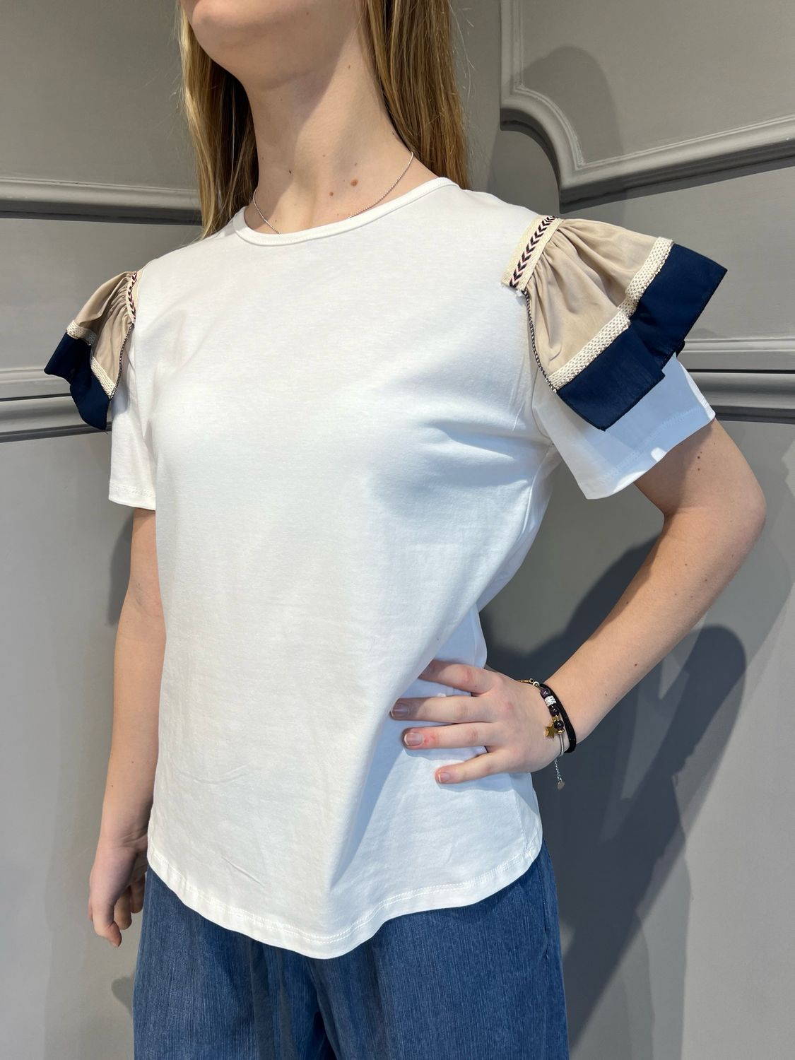 HAVE ONE - t-shirt girocollo col maniche con balze e fregi TJA-N012 - bianco/beige HAVE ONE - t-shirt girocollo col maniche con balze e fregi TJA-N012 - bianco/beige