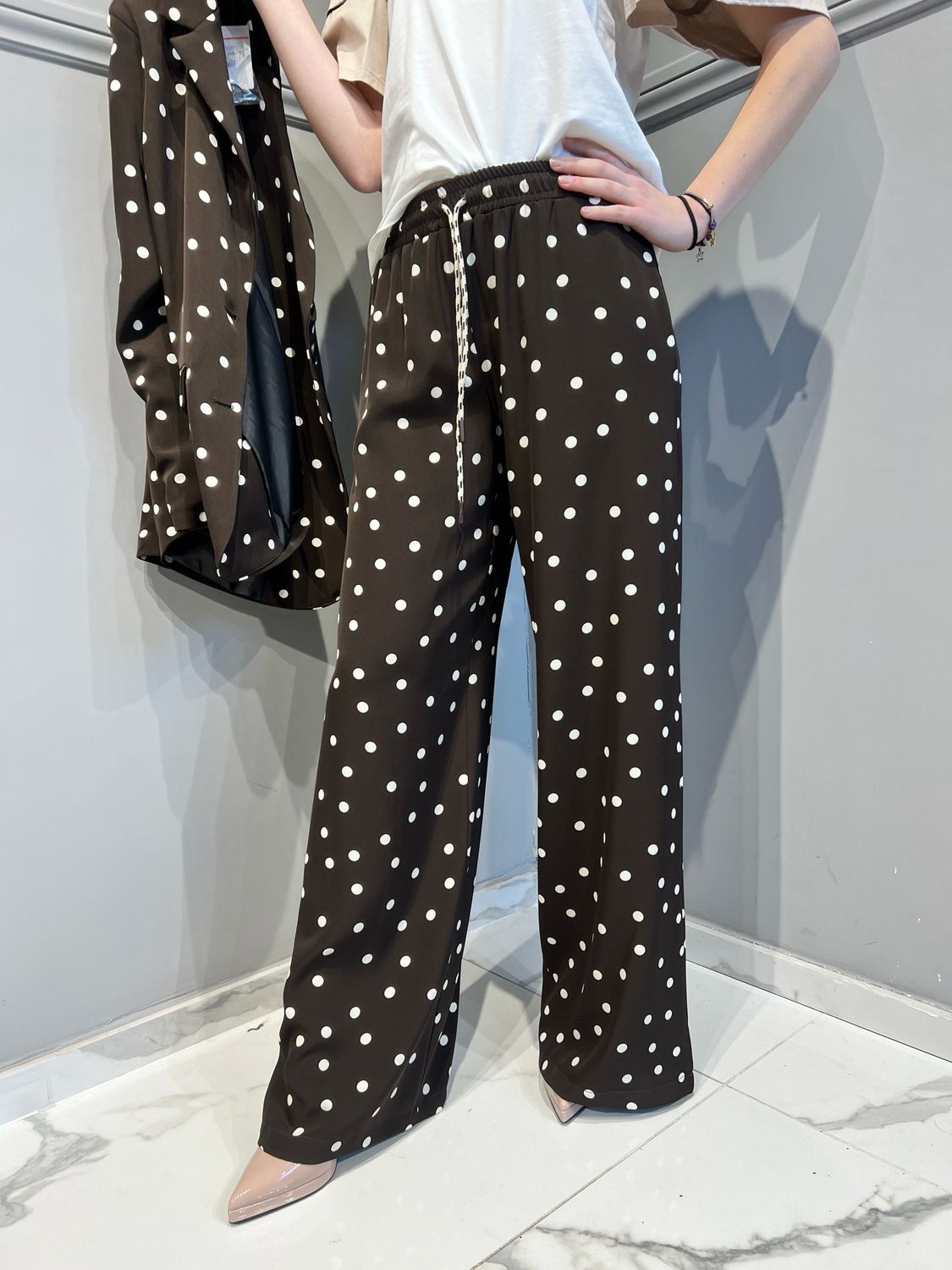 TENSIONE IN - pantalone in tessuto scivolato a pois elastico e laccio in vita 6271GT - moro/burro TENSIONE IN - pantalone in tessuto scivolato a pois elastico e laccio in vita 6271GT - moro/burro