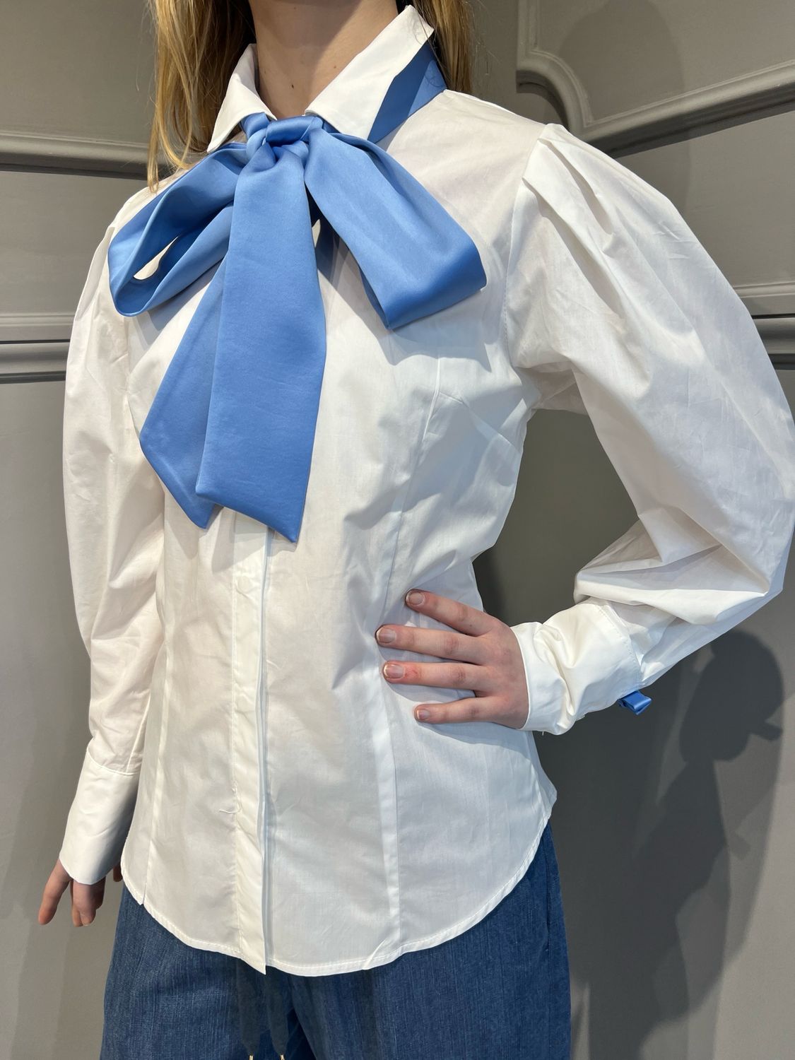 MOTEL - camicia avvitata in cotone popelineelasticizzata con maniche a sbuffo e cravatta S25C186 - bianco/celeste