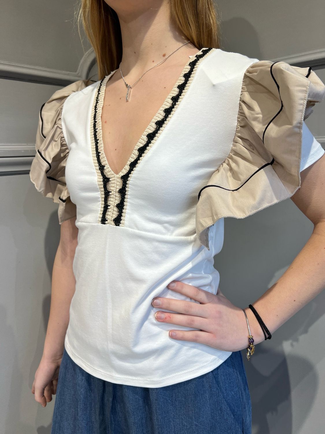 HAVE ONE - t-shirt maniche corte a V con volant TJA-N013 - bianco/beige/blu HAVE ONE - t-shirt maniche corte a V con volant TJA-N013 - bianco/beige/blu