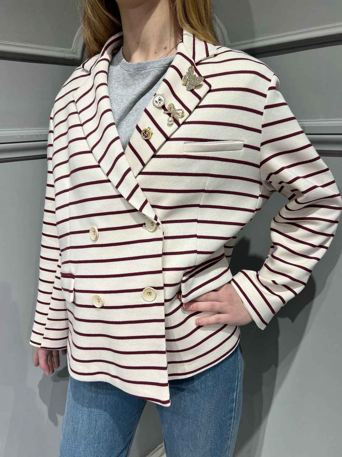 TENSIONE IN - giacca in felpa garzata doppiopetto a righe con spille 25b6680 - panna/bordeaux