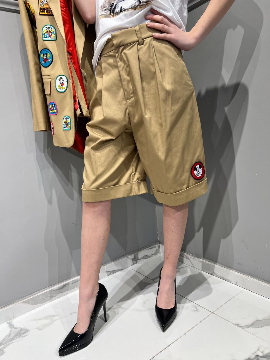 MOTEL - Bermuda in cotone elasticizzato con pences e risvolto e patch - Camel