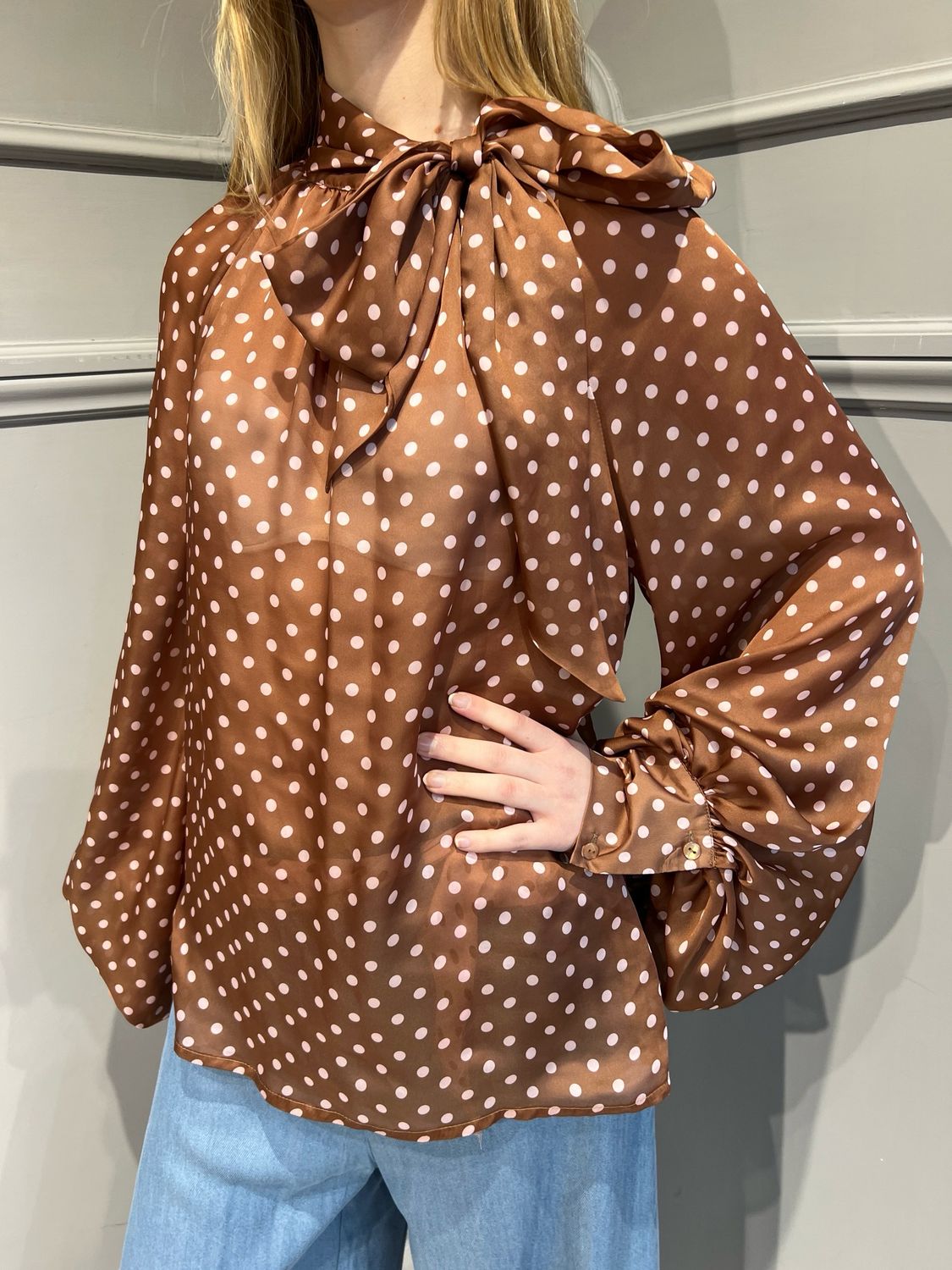 TENSIONE IN - camicia con fiocco e maniche a sbuffo a pois 25C6575 - moro/rosa