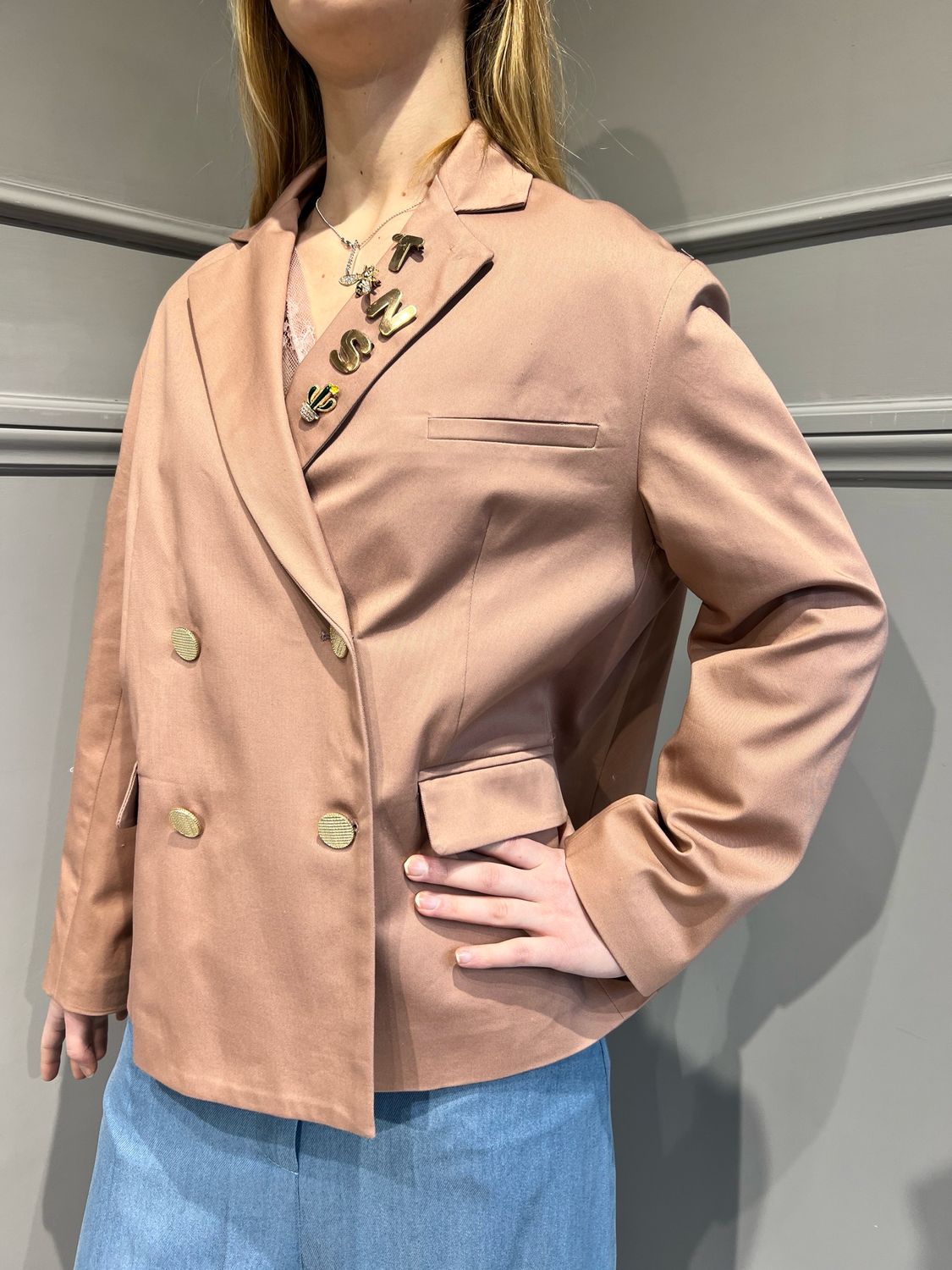 TENSIONE IN - giacca doppiopetto con spille  25b6650 - rosa cipria