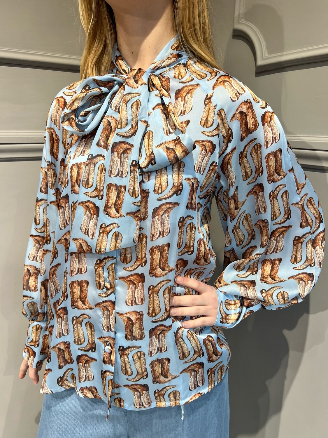 TENSIONE IN - camicia con fiocco con stampa stivali 25C6180 - celeste/moro