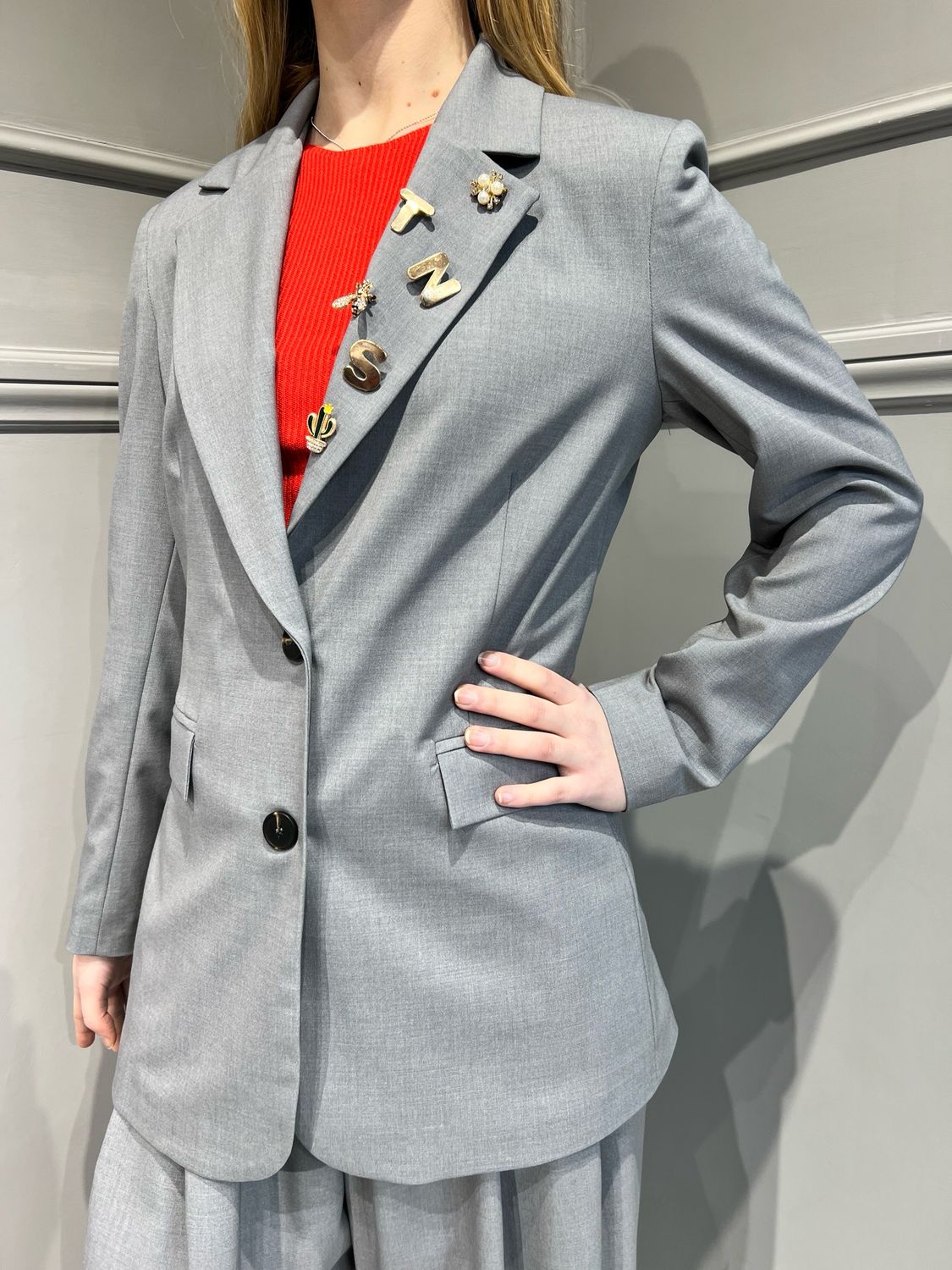 TENSIONE IN - giacca avvitata con spille 25B6669 - grigio