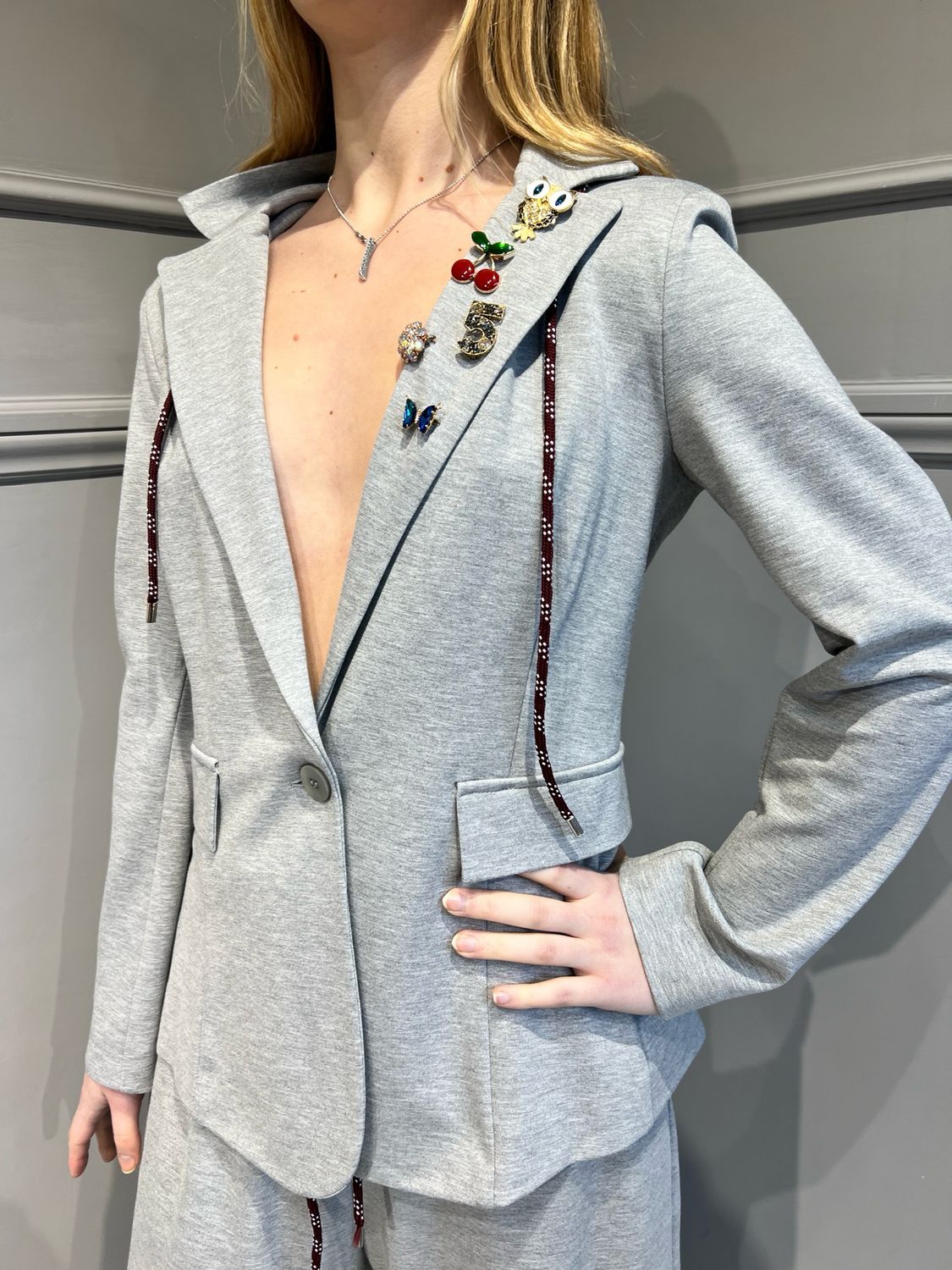 MOTEL - giacca con cappuccio rimovibile in punto Milano con spille 25b6508 - grigio chiaro