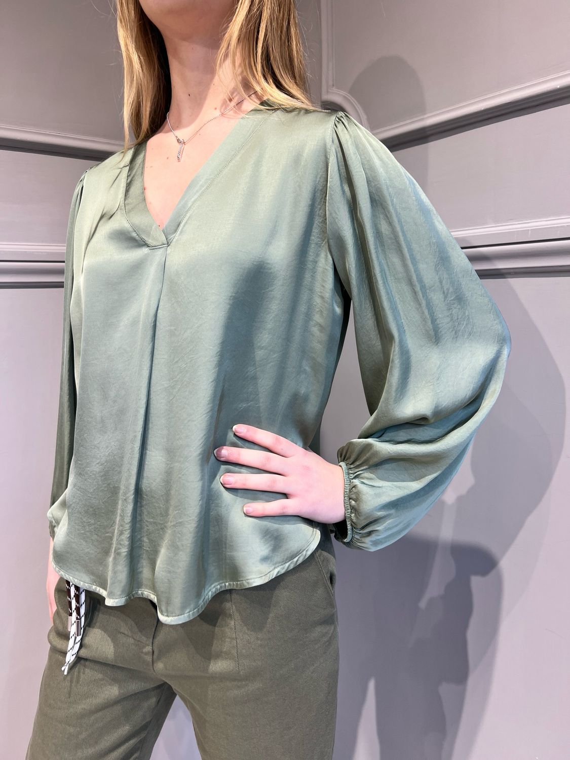 HAVE ONE - blusa a V in viscosa maniche a palloncino CWG-N011 - verde militare HAVE ONE - blusa a V in viscosa maniche a palloncino CWG-N011 - verde militare