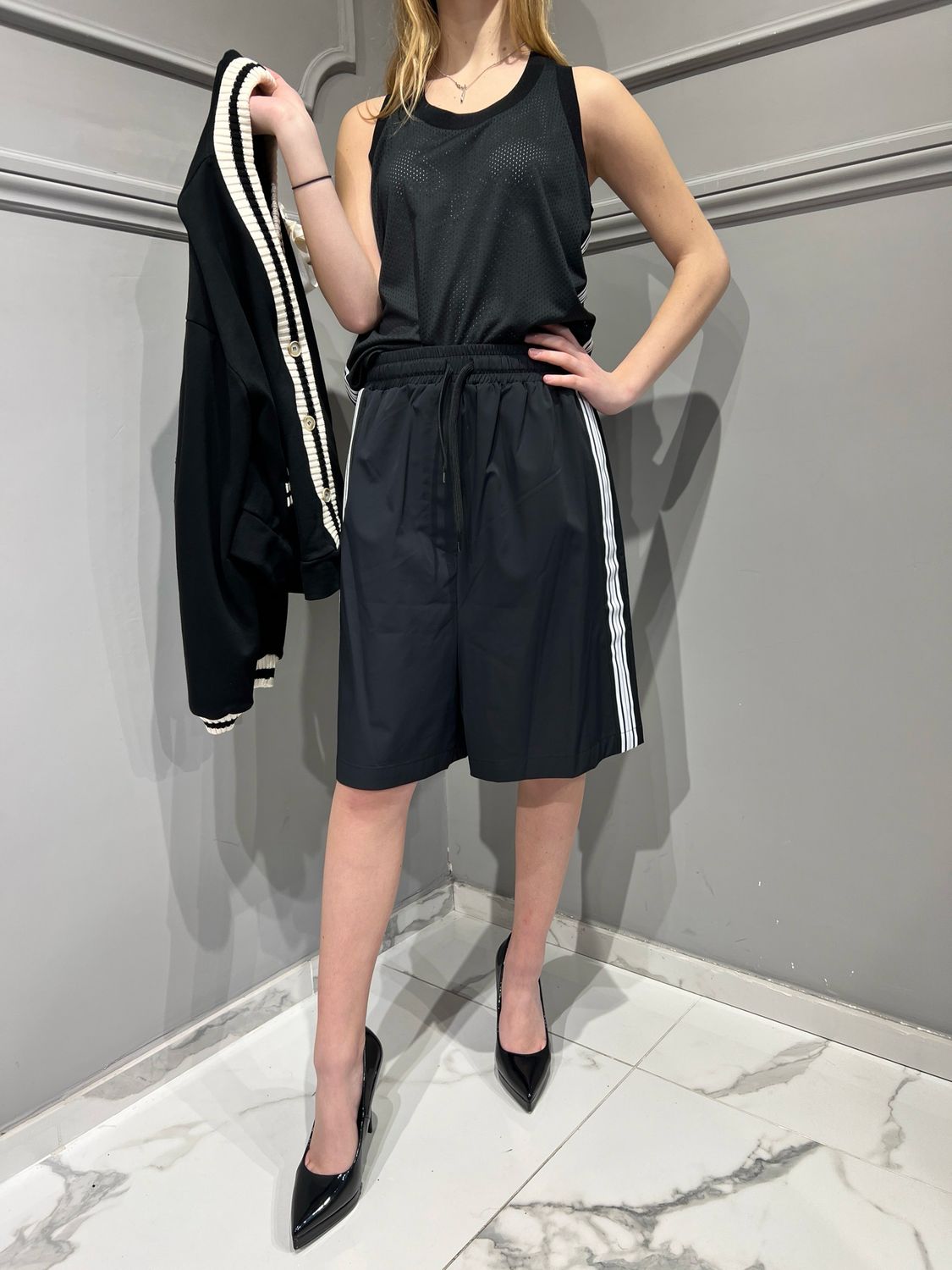 VICOLO - bermuda con elastico in vita tasche laterali in tessuto tecnico TD0487 - nero/panna