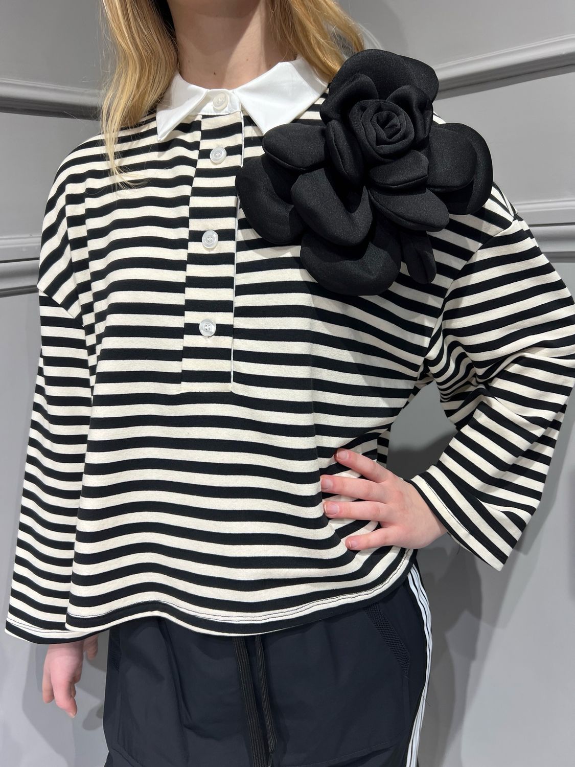 VICOLO - maglia polo in felpa garzata con spilla fiore RD0105 - nero/panna