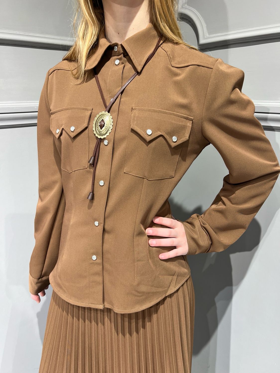 HAVE ONE - camicia cowboy avvitata elasticizzata con collana CVS-131 - moka