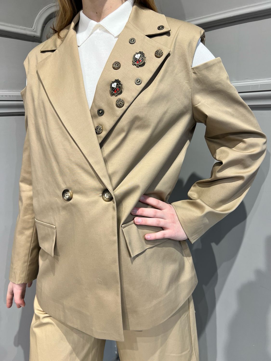 VICOLO - giacca in cotone elasticizzato con spille cut out RD0133 - beige