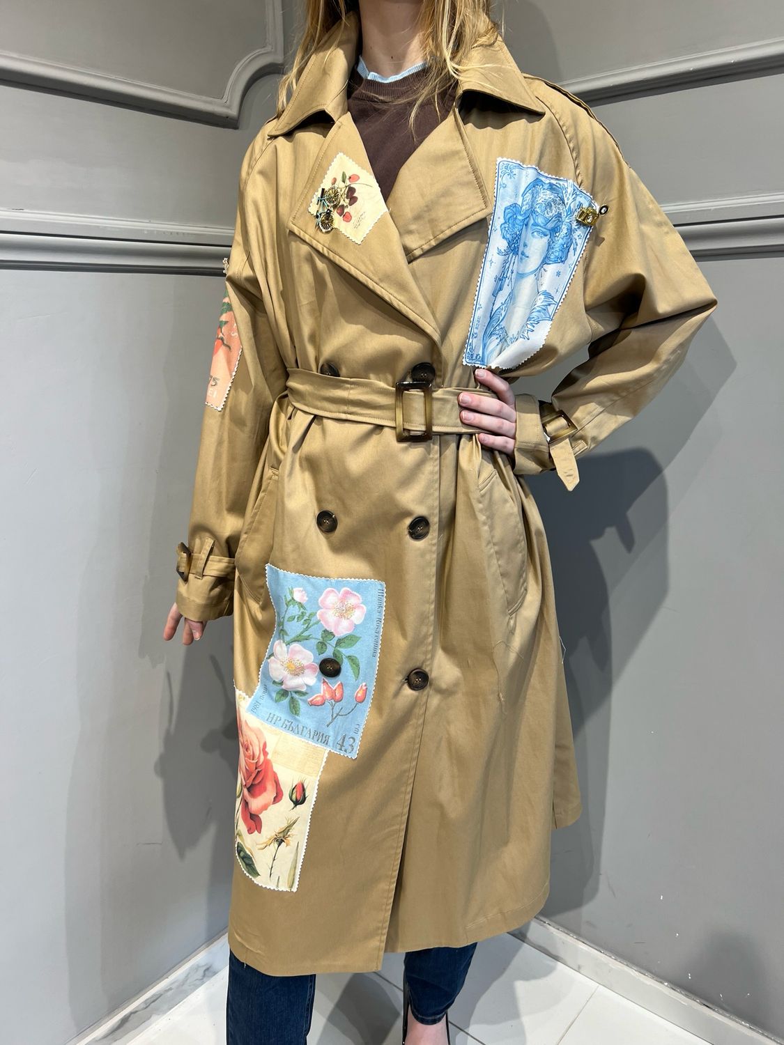 MOTEL - trench lungo con patch e spille 35835S - sabbia