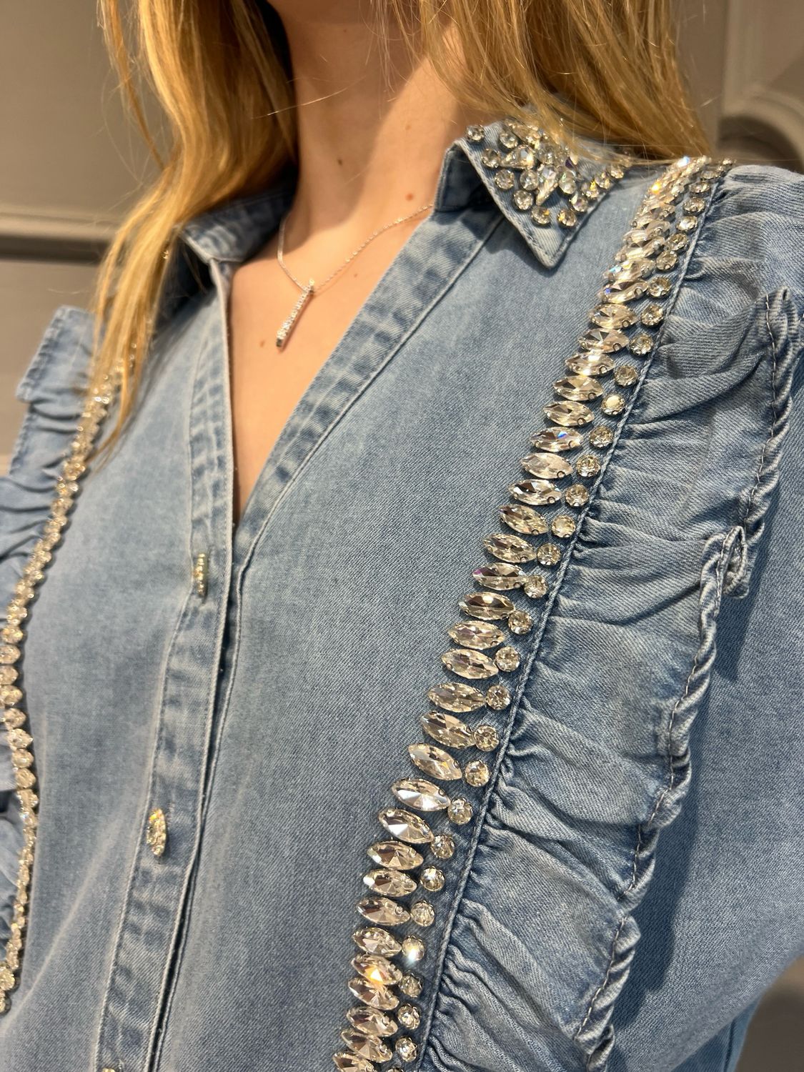 VICOLO - camicia in jeans con pietre e volant RD0057 - jeans chiaro