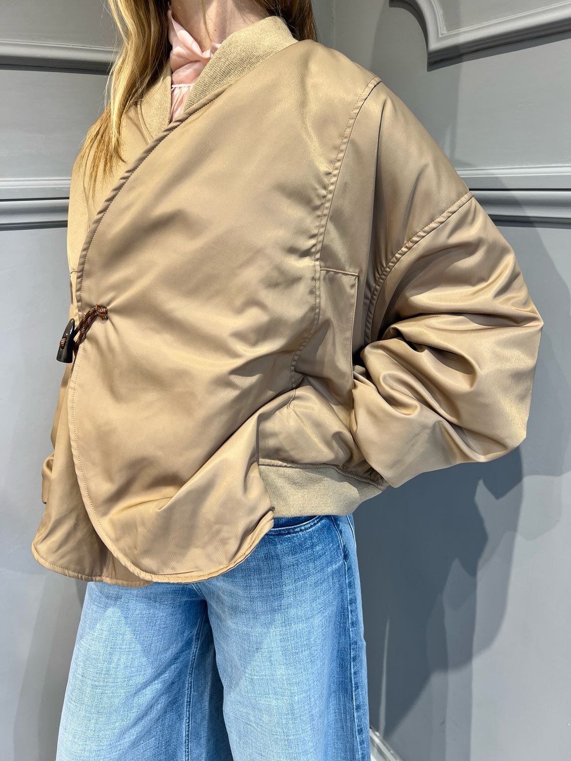 MOTEL - giacca bomber con alamaro impermeabile S25J389 - sabbia MOTEL - giacca bomber con alamaro impermeabile S25J389 - sabbia