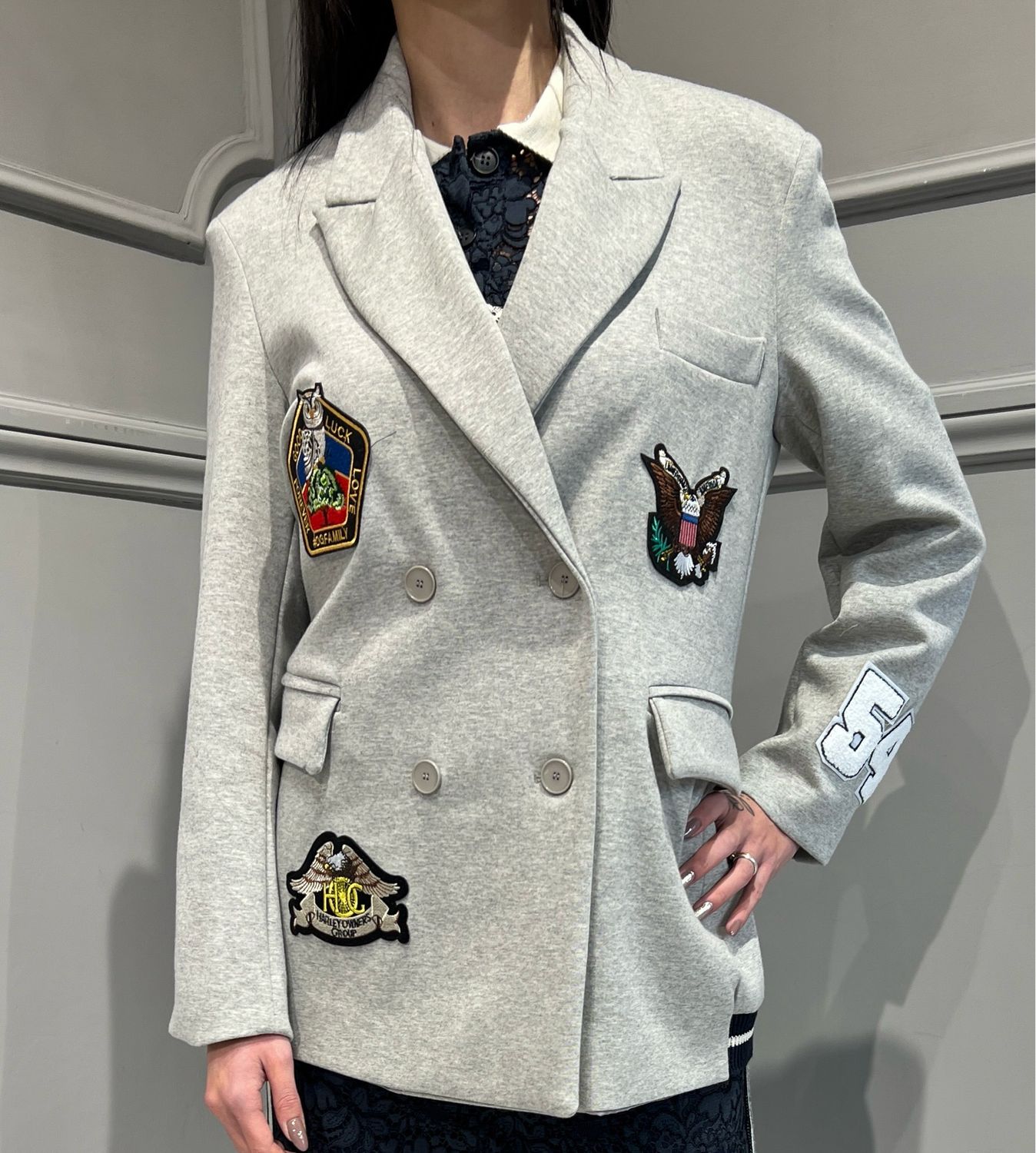 TENSIONE IN - giacca in felpa garzata con stemmi S25J478 - grigio chiaro