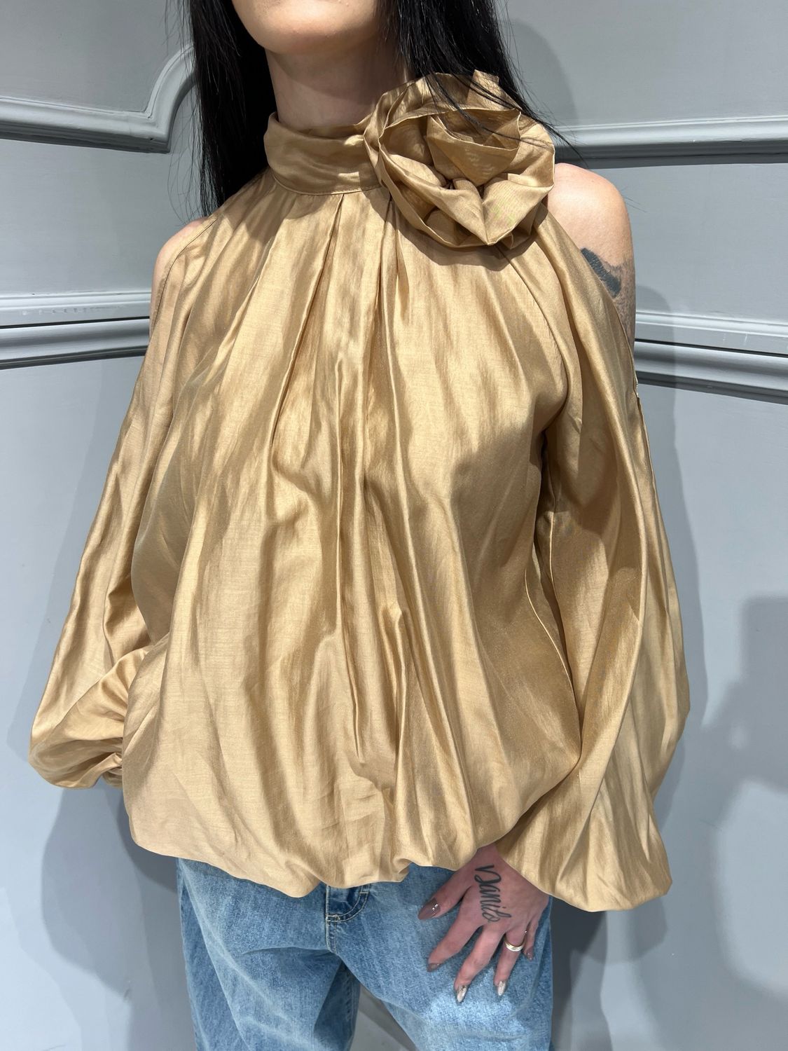 MOTEL - camicia con spalle scoperte maniche a sbuffo a palloncino con spilla CS0157MO - cammello