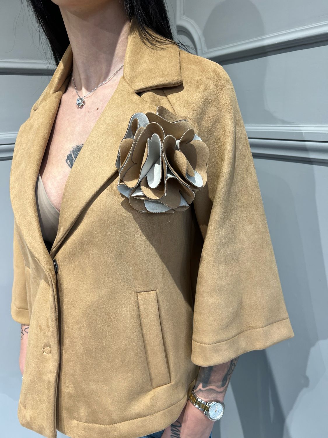 TENSIONE IN -giacca svasata camoscio con spilla Azelio 7066 -