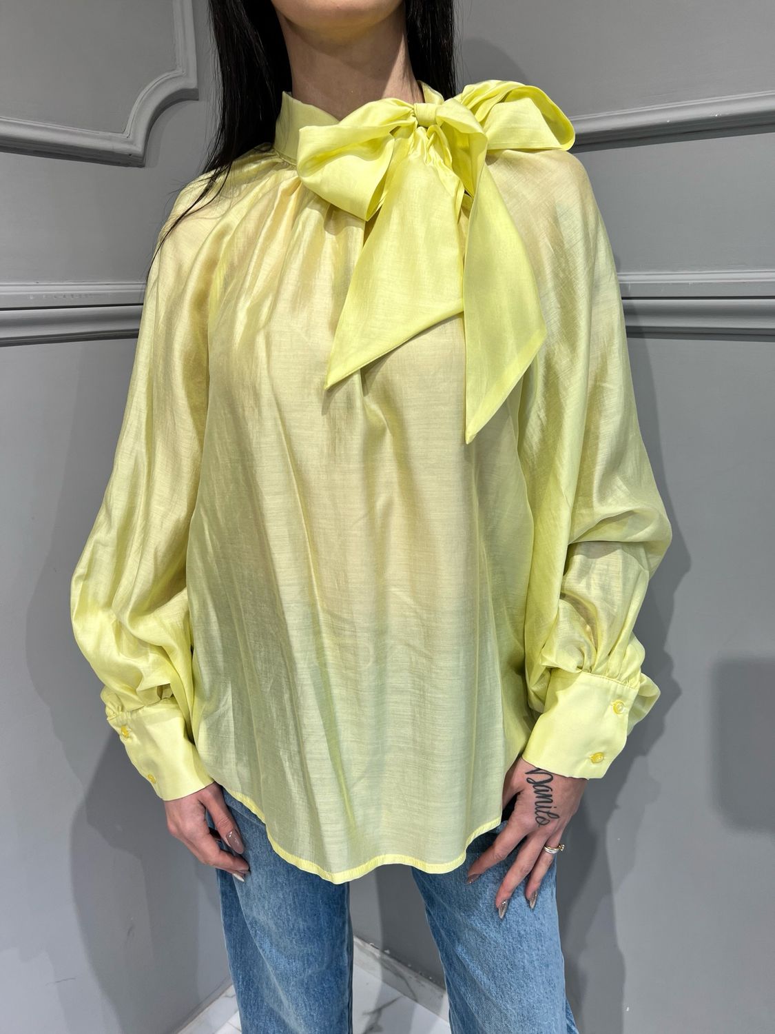 TENSIONE IN - camicia con fiocco e maniche a sbuffo 25C6807 - giallo