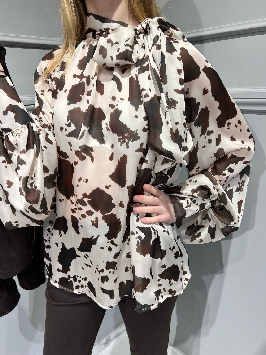 TENSIONE IN - camicia con fiocco e maniche a sbuffo