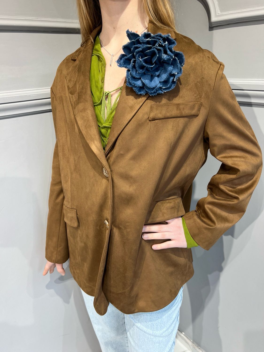 TENSIONE IN - giacca in renna ecologica con spilla in jeans 25B6653 - cognac