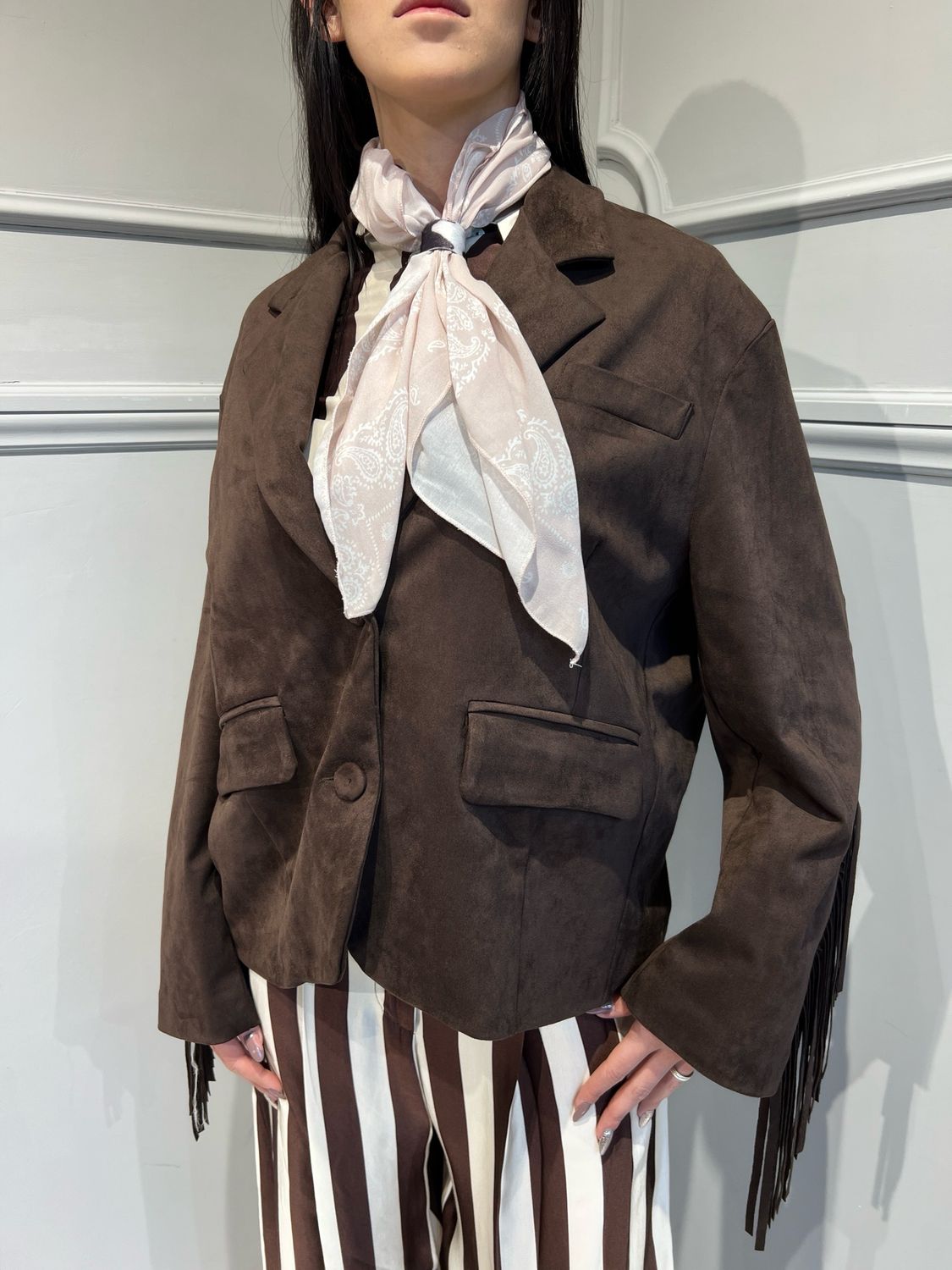 TENSIONE IN - giacca con frange in renna ecologica con foulard e fermaglio DB764 - moro TENSIONE IN - giacca con frange in renna ecologica con foulard e fermaglio DB764 - moro